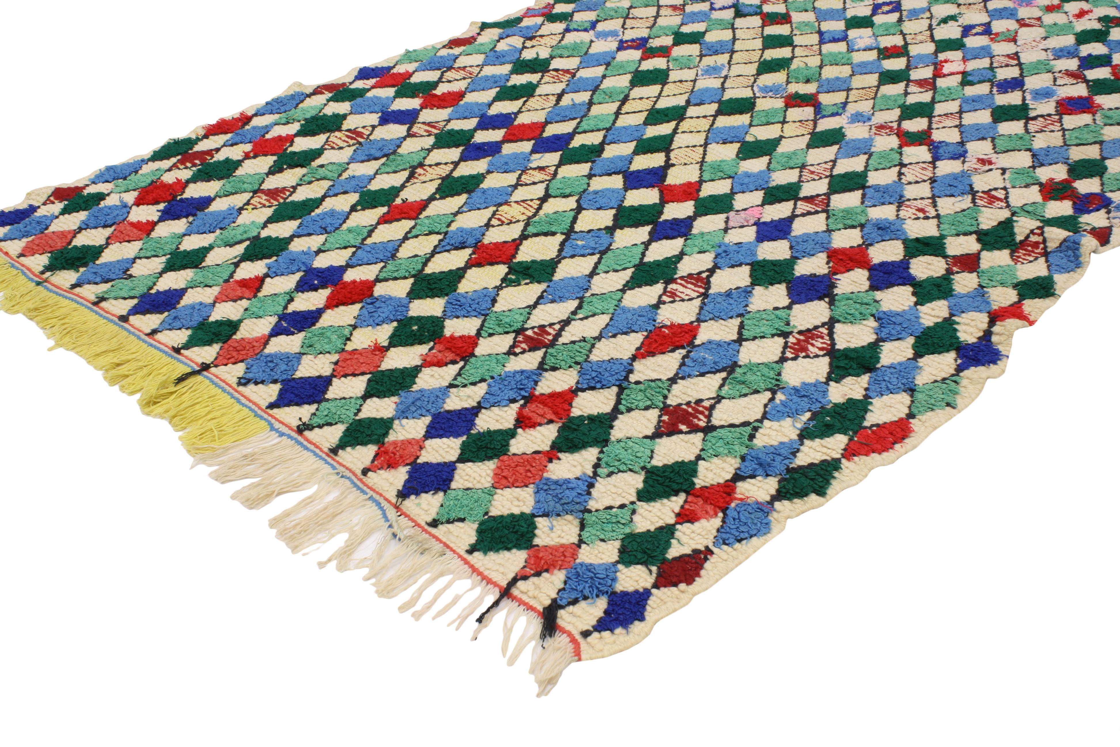 20488 Vintage Berber Marokkanischer Azilal Teppich, 03'09 x 06'06. Dieser handgeknüpfte marokkanische Azilal-Teppich aus Wolle zeigt ein faszinierendes Rautengittermuster, bei dem ein farbenfrohes Rautengitter ein abgewetztes beiges Feld schmückt,