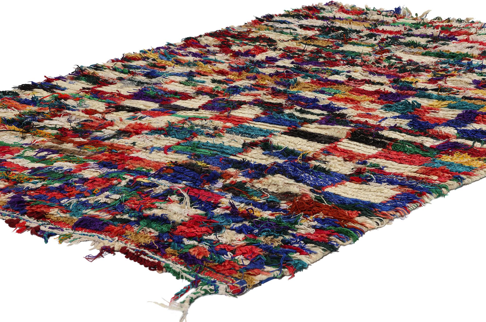 21721 Vintage Marokkanischer Azilal-Teppich, 03'10 x 06'00. Treten Sie ein in das temperamentvolle Reich der Azilal-Teppiche, wo jeder zarte Faden eine Geschichte erzählt, die von geschickten Kunsthandwerkern inmitten der dynamischen Landschaften