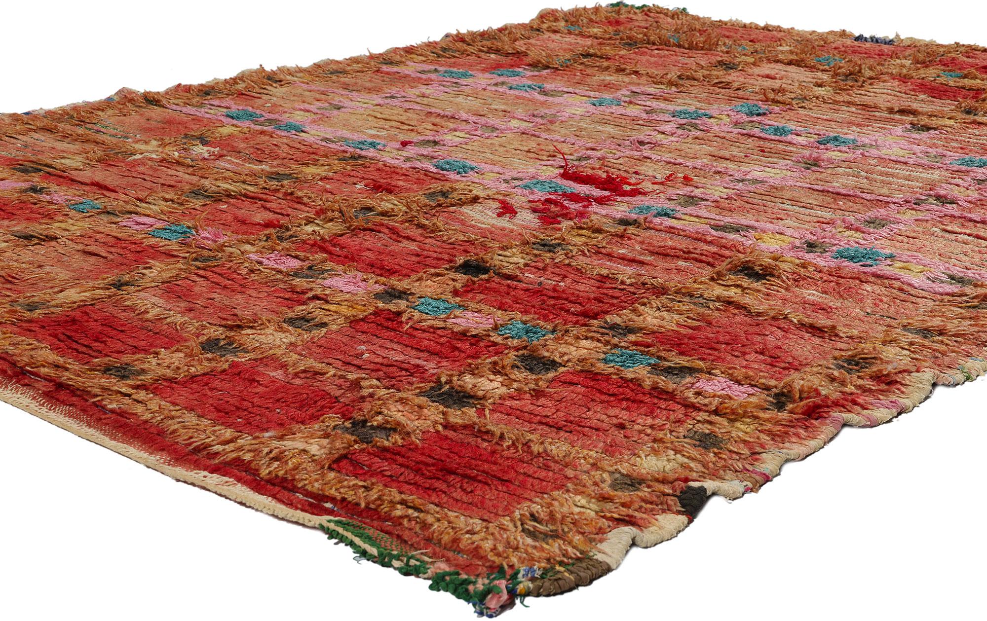 21723 Tapis marocain vintage rouge en azilal, 05'01 x 06'03. Les tapis marocains rouges Azilal sont des exemples prisés de l'artisanat marocain traditionnel, méticuleusement fabriqués à la main par des artisans berbères qualifiés de la région