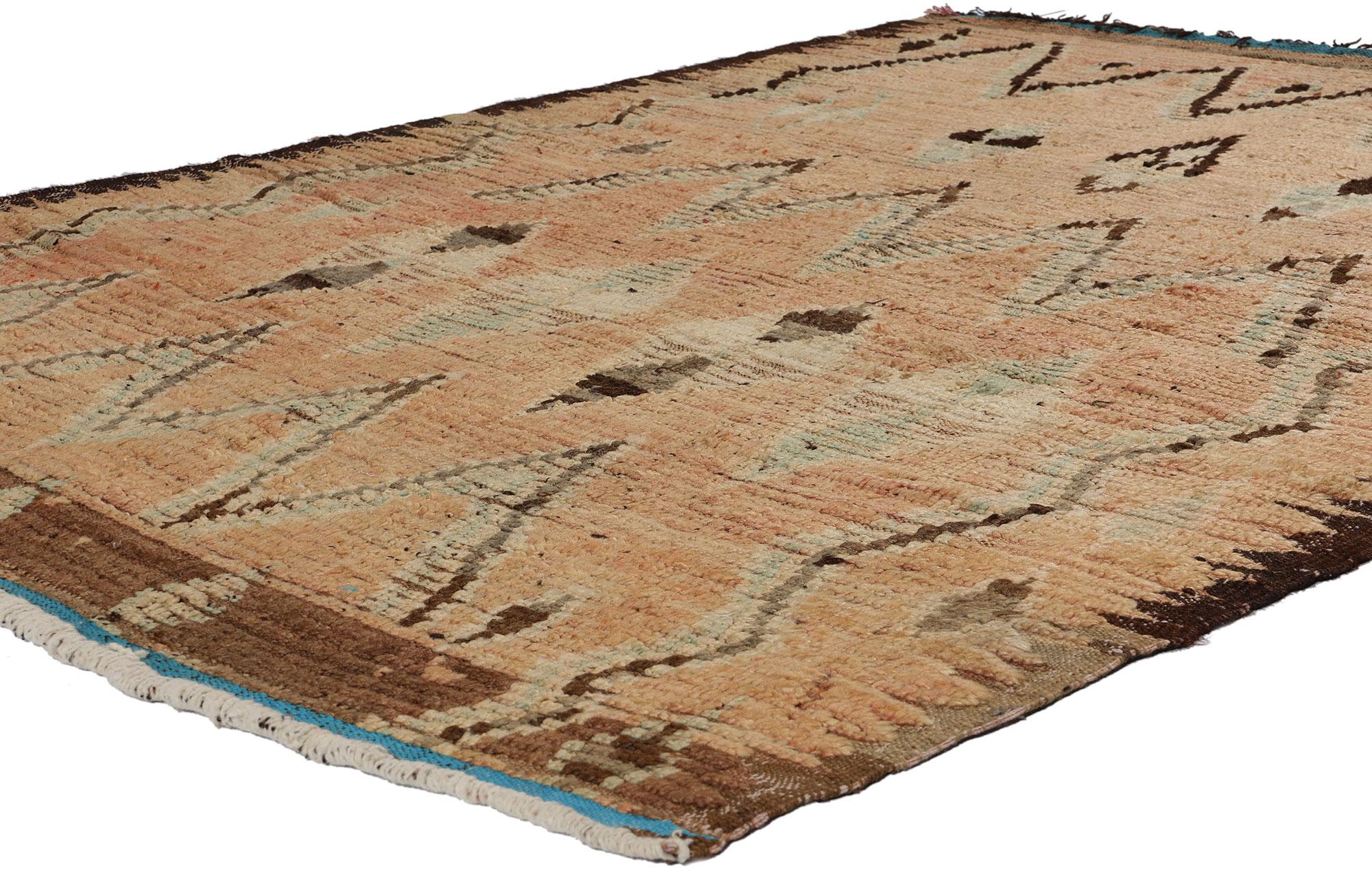 21725 Tapis marocain vintage en azilal de couleur terre, 04'07 x 06'06. Tissés à la main par des artisans berbères qualifiés dans la région d'Azilal au Maroc, les tapis marocains Earth-Tone Azilal présentent une palette inspirée des teintes