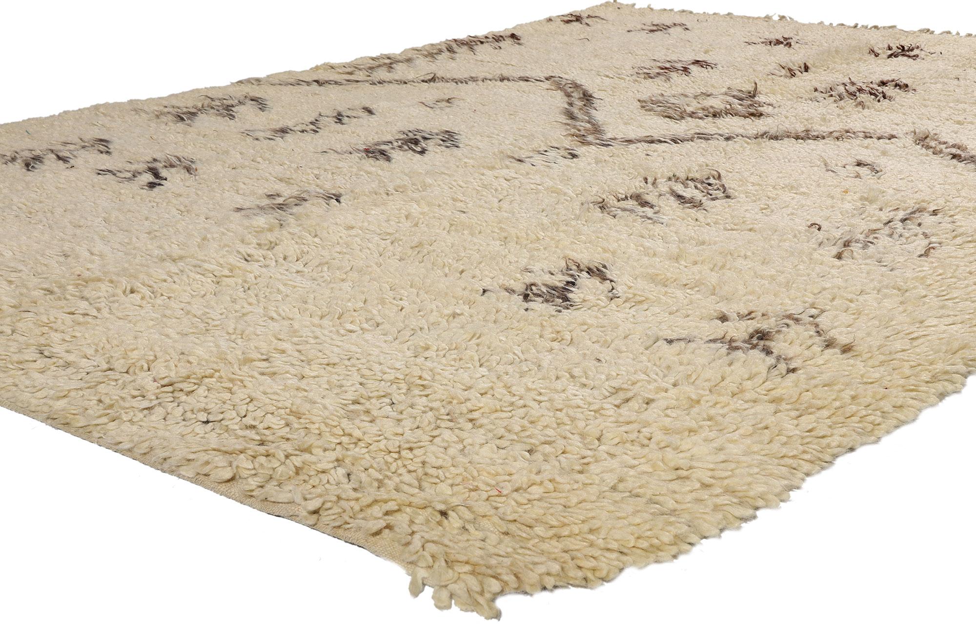 21730 Neutraler marokkanischer Azilal-Teppich Vintage By, 06'02 x 09'00. Die von geschickten Berberhandwerkern in der marokkanischen Azilal-Region gefertigten erdfarbenen marokkanischen Azilal-Teppiche sind ein Zeugnis der gedämpften Farbtöne der