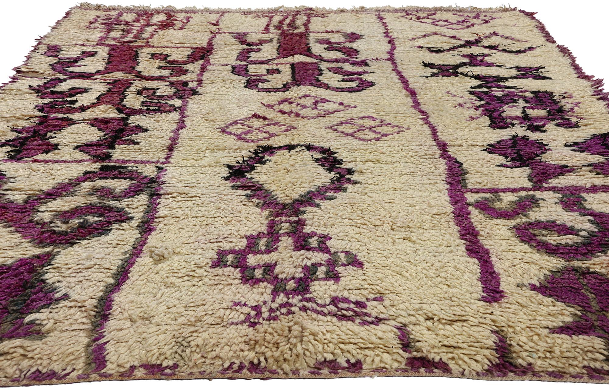 Marokkanischer Azilal-Teppich aus Berber, Boho Chic Meets Cozy Tribal Enchantment, Vintage (Stammeskunst) im Angebot