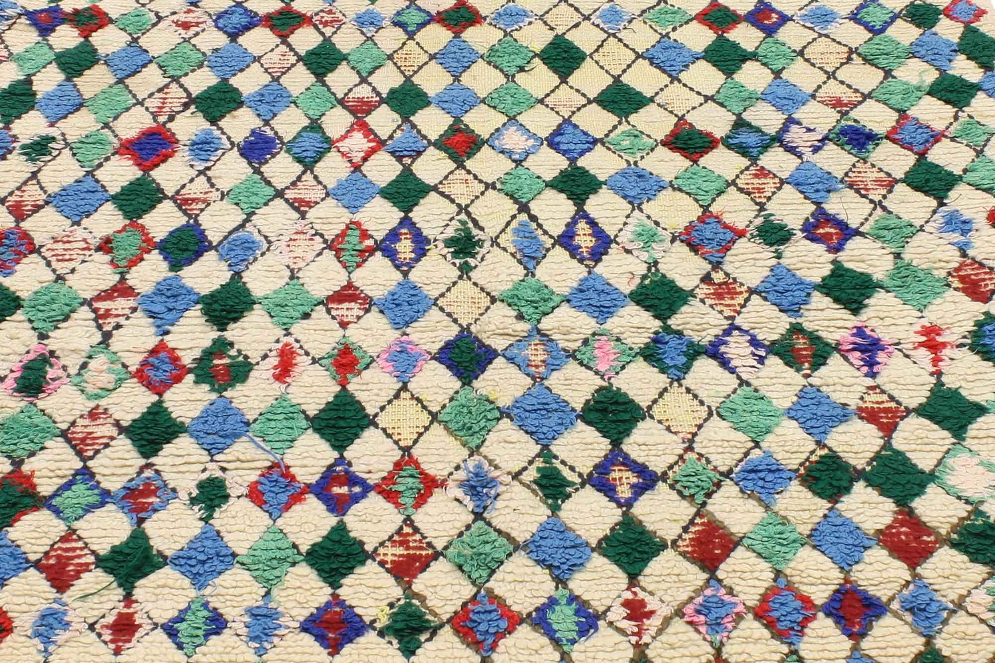 Marokkanischer Azilal-Teppich aus Berber, Boho Chic Meets Cozy Tribal Enchantment, Vintage (Handgeknüpft) im Angebot