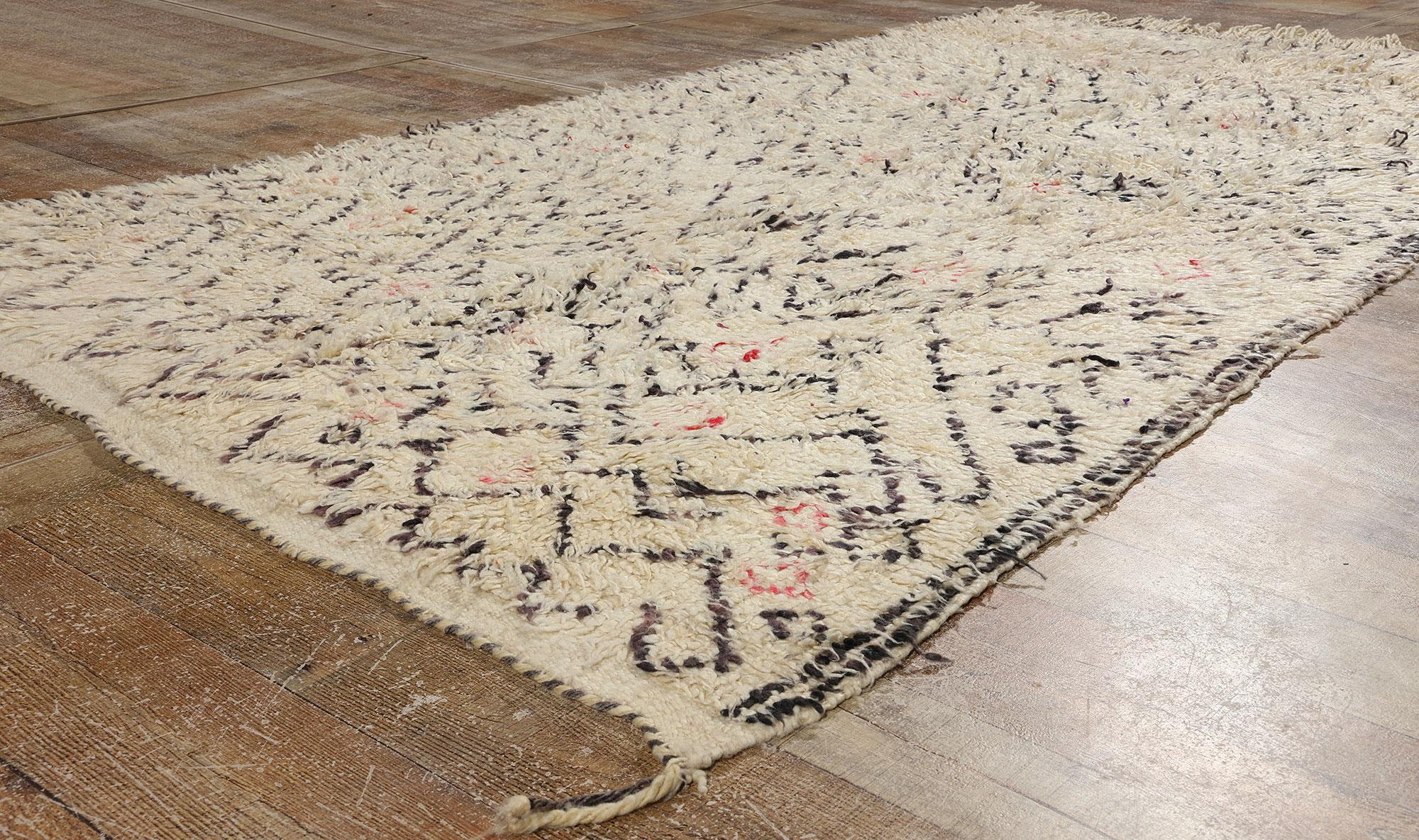 Marokkanischer Azilal-Teppich aus Berber, Boho Chic Meets Cozy Tribal Enchantment, Vintage (Wolle) im Angebot
