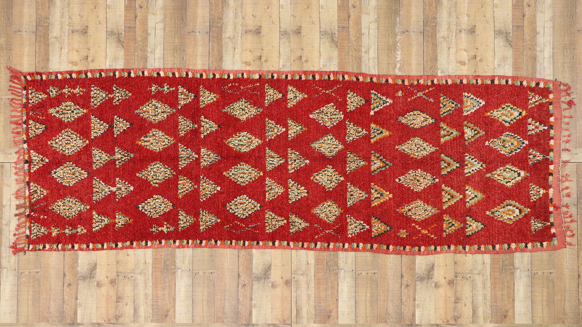 Marokkanischer Azilal-Teppich aus Berber, Boho Chic Meets Cozy Tribal Enchantment, Vintage im Angebot 1
