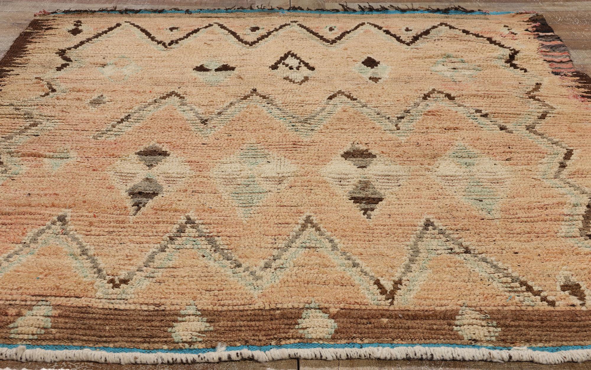Marokkanischer Azilal-Teppich aus Berber, Boho Chic Meets Cozy Tribal Enchantment, Vintage im Angebot 1