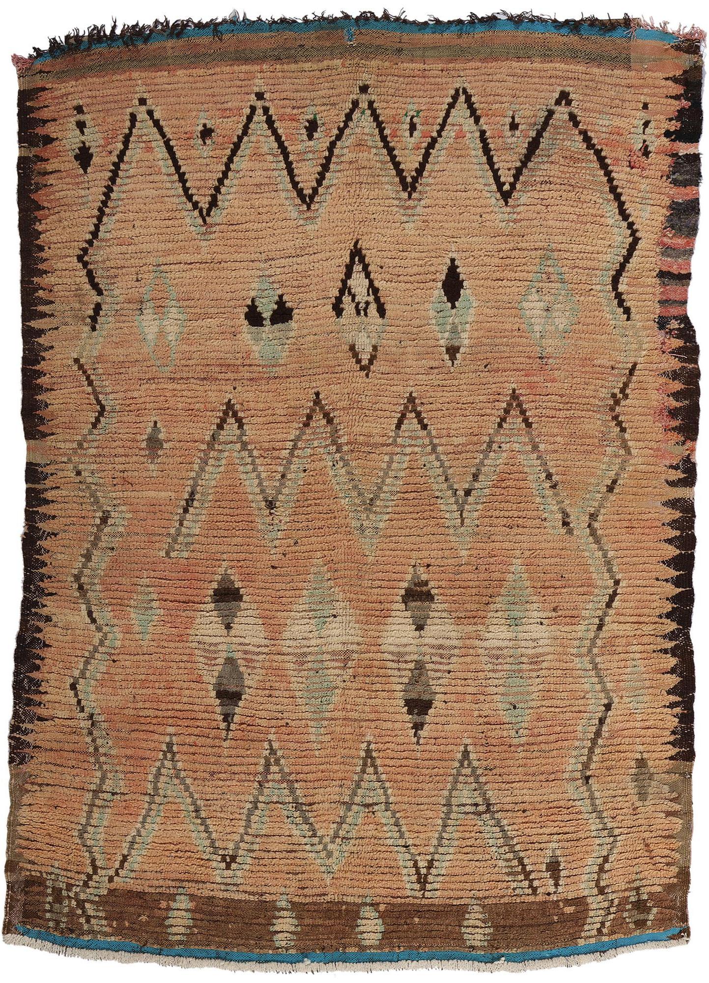 Marokkanischer Azilal-Teppich aus Berber, Boho Chic Meets Cozy Tribal Enchantment, Vintage im Angebot