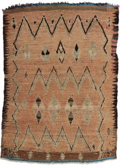 Marokkanischer Azilal-Teppich aus Berber, Boho Chic Meets Cozy Tribal Enchantment, Vintage