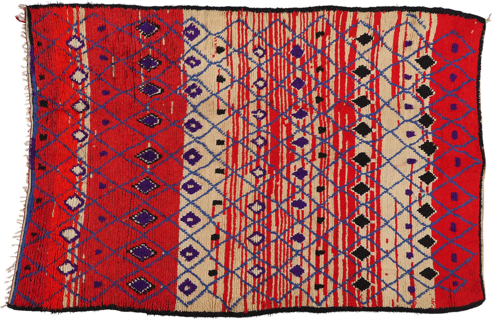 Marokkanischer Azilal-Teppich aus Berber, Boho Chic Meets Stammeskunst-Enchantment, Vintage im Angebot 3
