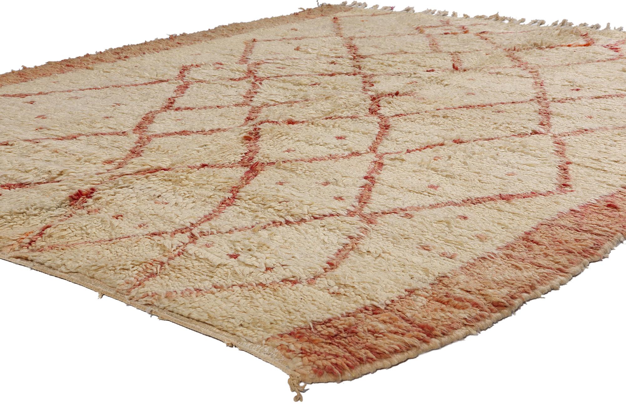 21781 Vintage Marokkanischer Azilal-Teppich, 05'08 x 07'03. Begeben Sie sich auf eine fesselnde Entdeckungsreise durch das reiche Erbe der Azilal-Teppiche, die vom lebhaften Zentrum der Provinzhauptstadt in Zentralmarokko, eingebettet in das