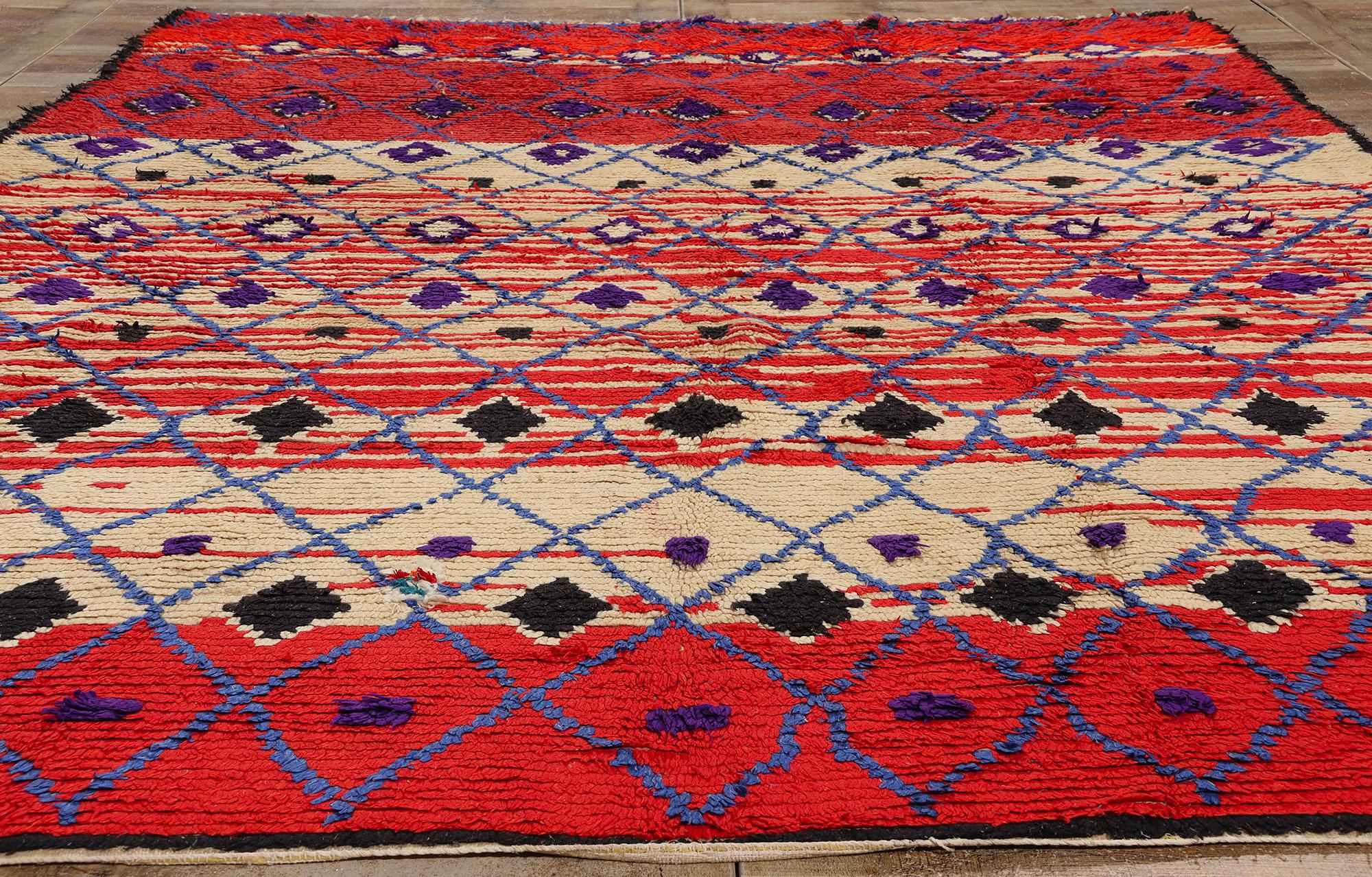 Marokkanischer Azilal-Teppich aus Berber, Boho Chic Meets Stammeskunst-Enchantment, Vintage im Angebot 1