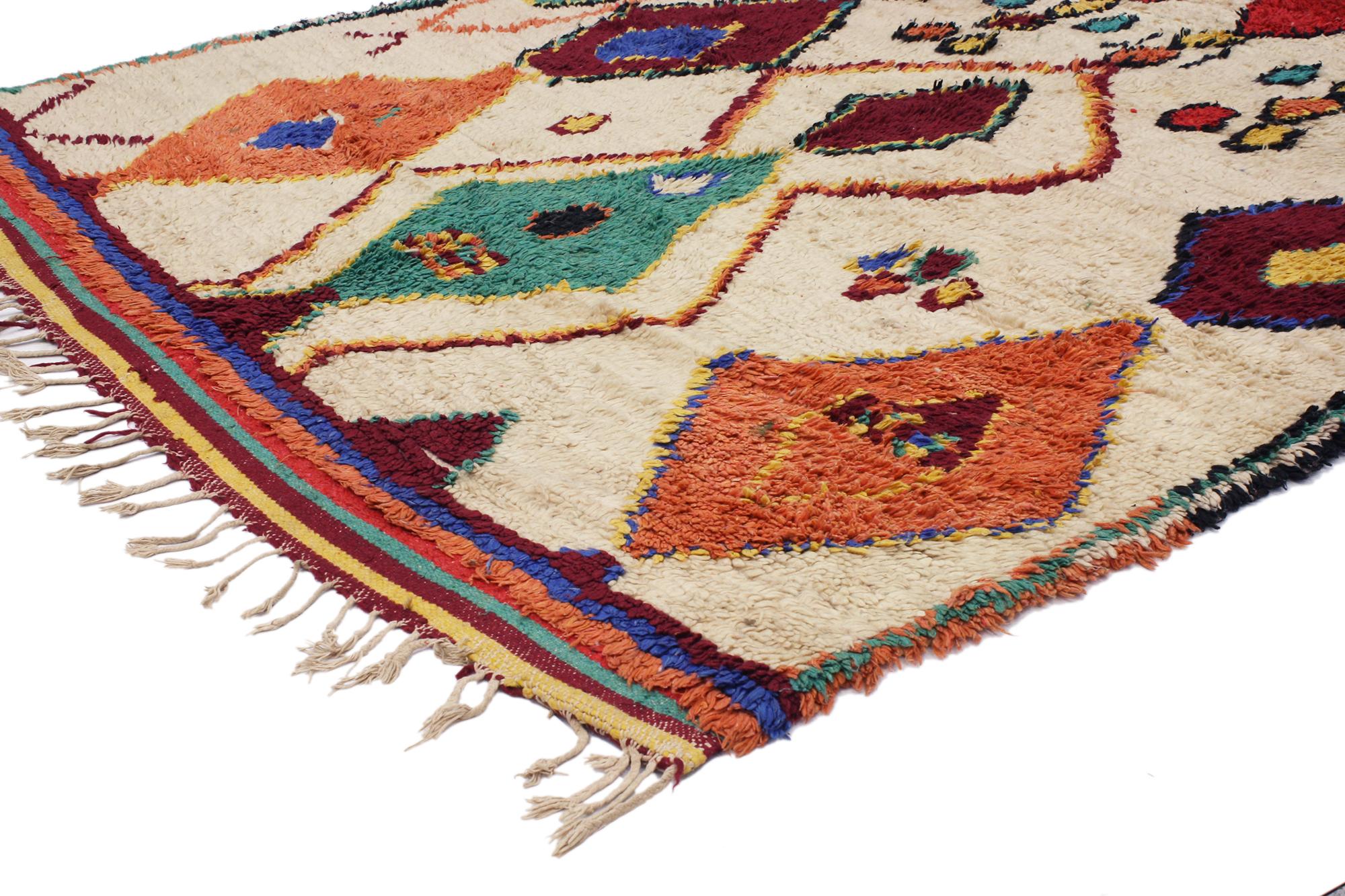 20374 Vintage Berber Marokkanischer Azilal-Teppich, 05'00 x 06'09. Treten Sie ein in die fesselnde Welt der Azilal-Teppiche, in der jede Faser eine Geschichte erzählt, die von geschickten Kunsthandwerkern inmitten der lebendigen Landschaften