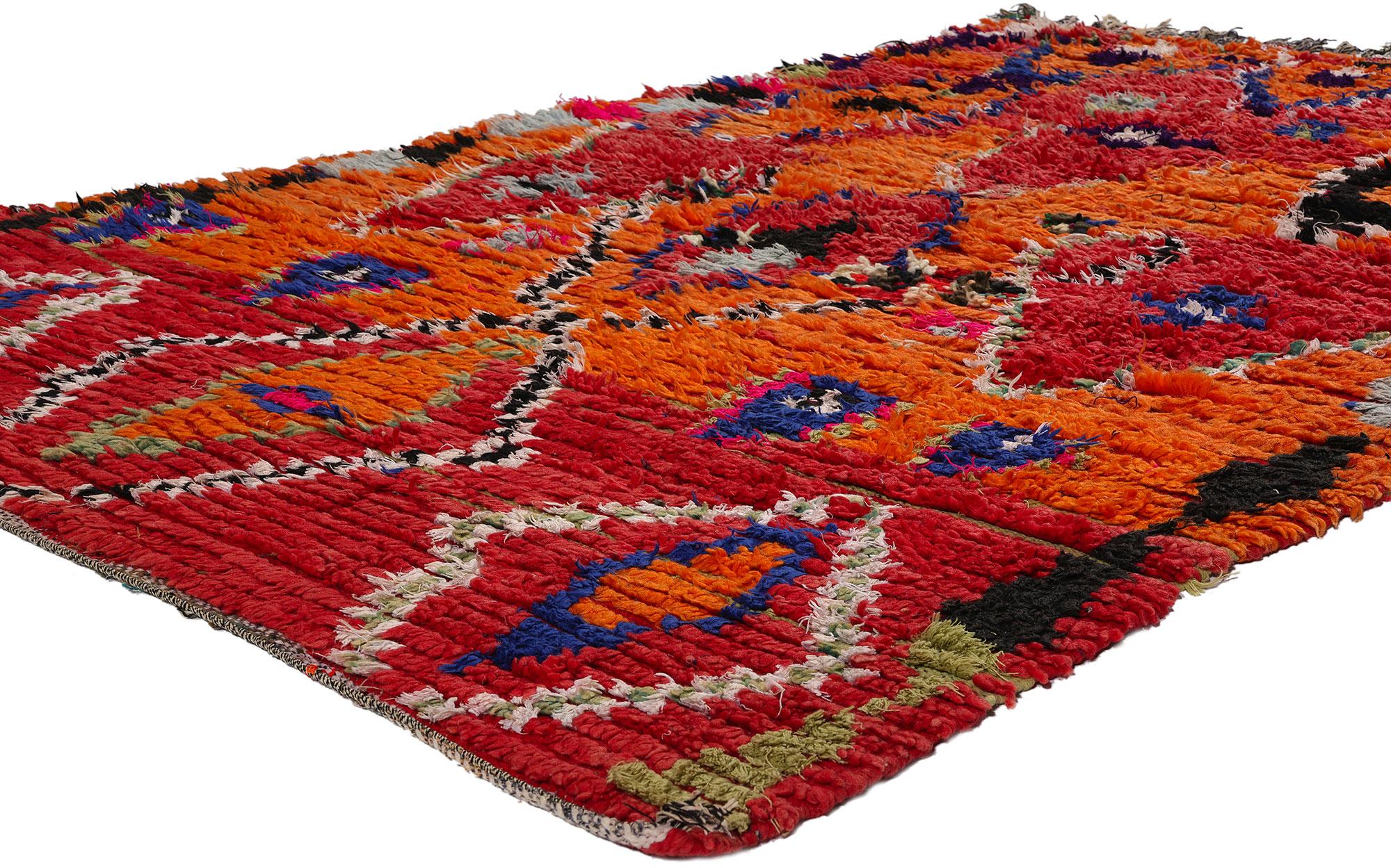 21735 Vintage Rot Marokkanischer Azilal-Teppich, 04'11 x 07'11. Rote marokkanische Azilal-Teppiche stellen eine einzigartige Facette traditioneller marokkanischer Handwerkskunst dar, die von geschickten Berber-Kunsthandwerkern aus der Azilal-Region