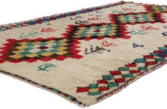 Marokkanischer Azilal-Teppich aus Berber, Cozy Boho Chic Meets Stammeskunst-Enchantment, Vintage