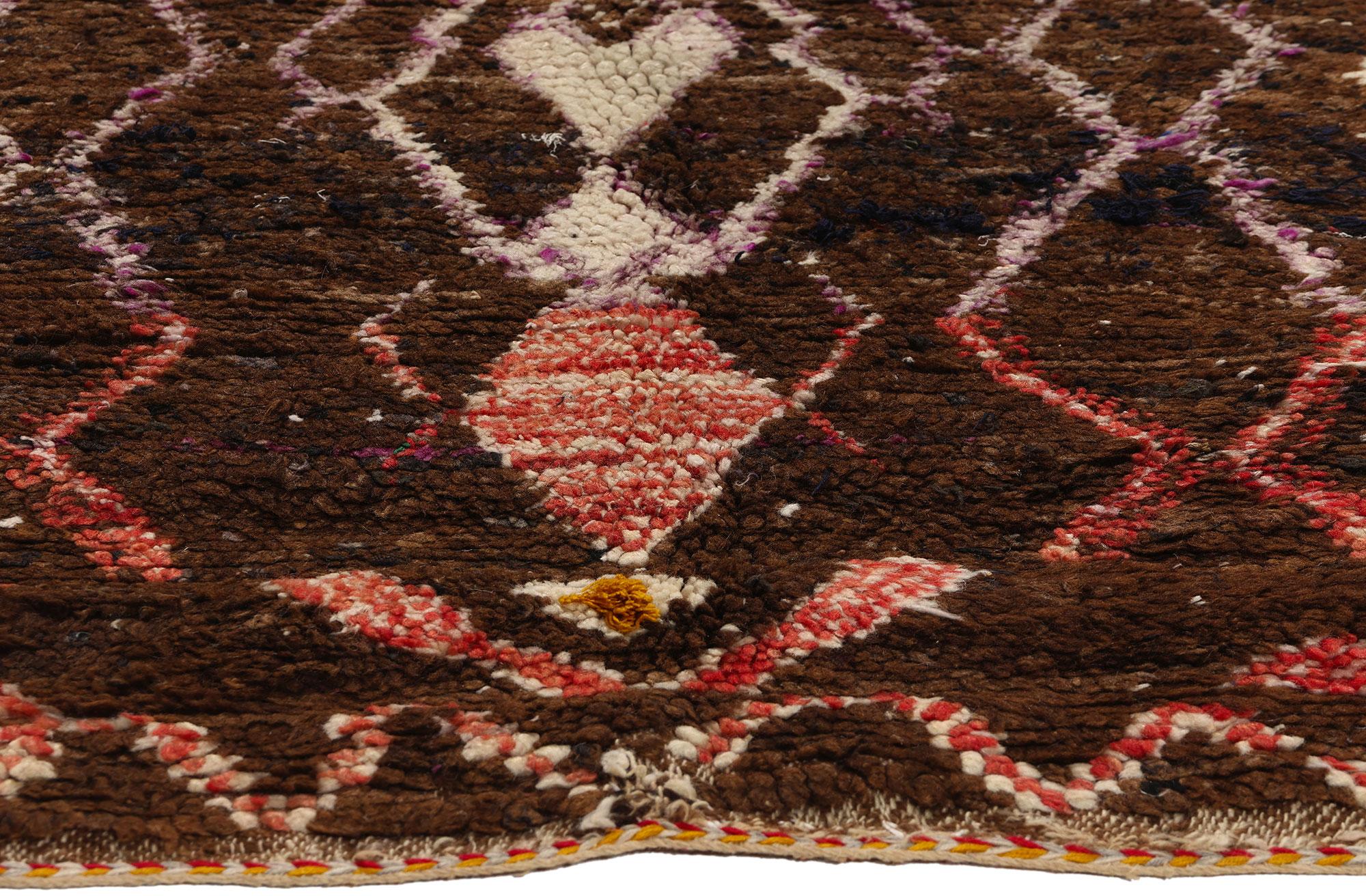 Marokkanischer Azilal-Teppich aus Berber, Cozy Boho Chic Meets Stammeskunst-Enchantment, Vintage (Handgeknüpft) im Angebot