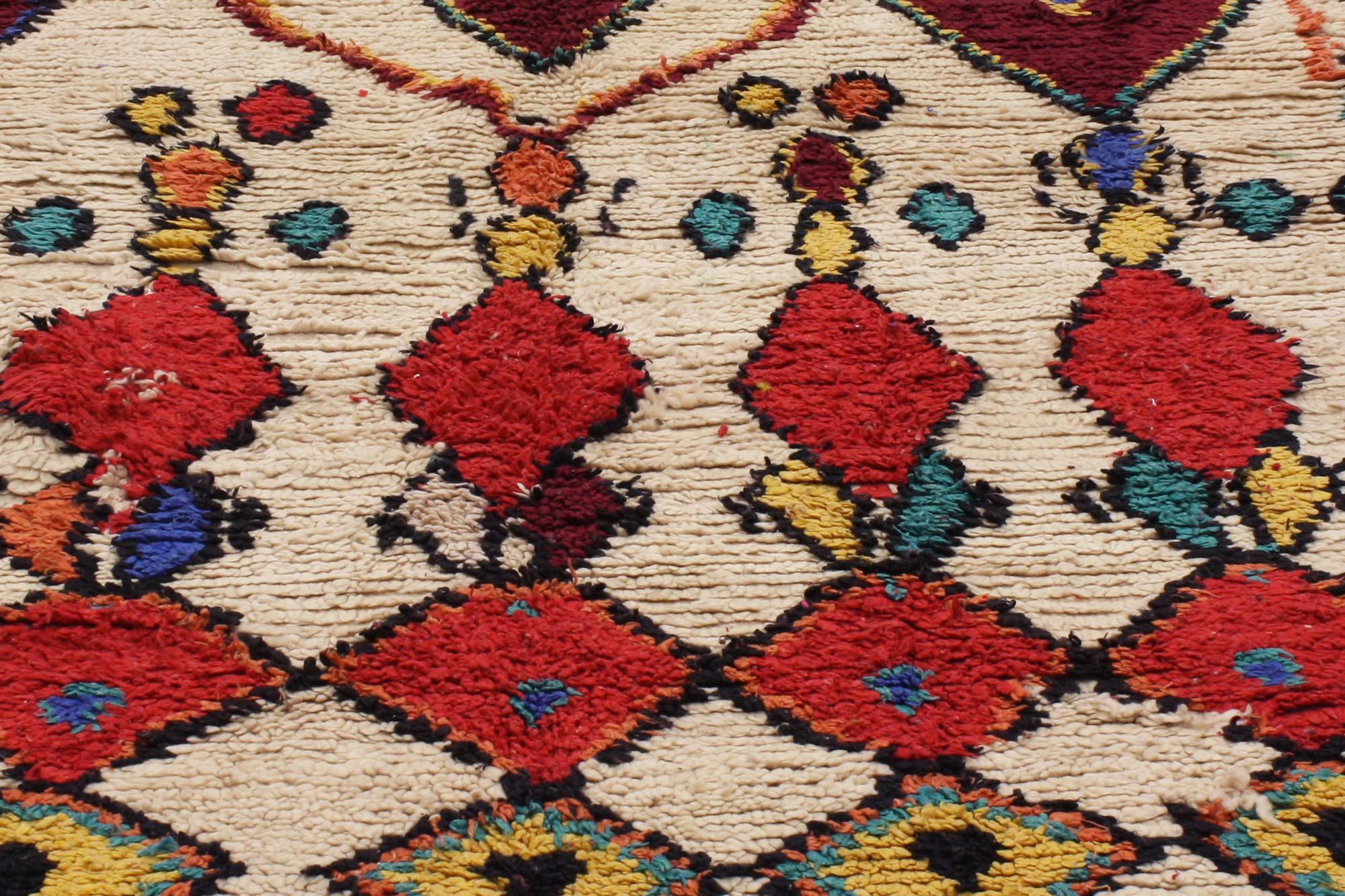 Marokkanischer Azilal-Teppich aus Berber, Cozy Boho Chic Meets Stammeskunst-Enchantment, Vintage im Zustand „Gut“ im Angebot in Dallas, TX