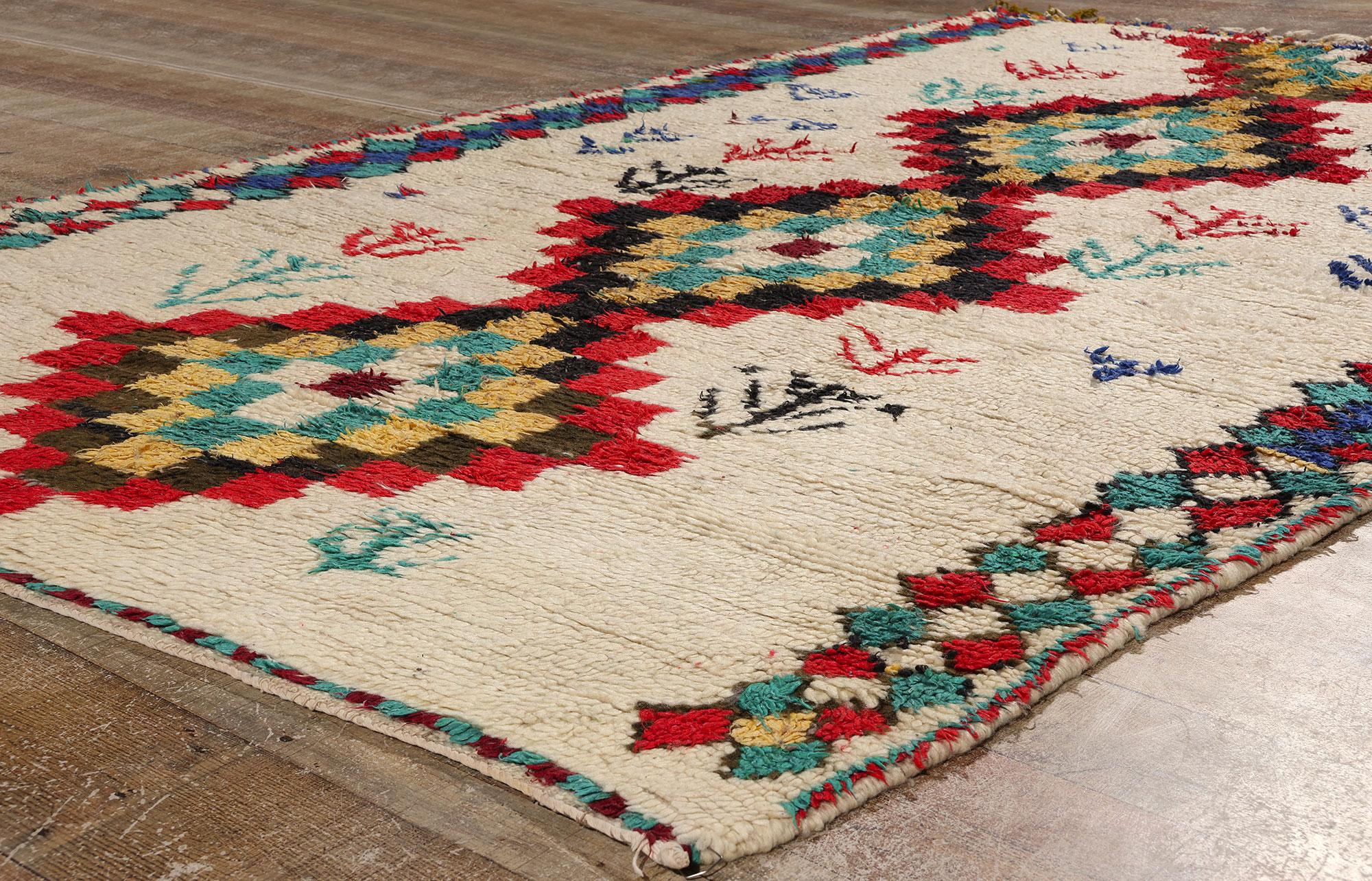 Marokkanischer Azilal-Teppich aus Berber, Cozy Boho Chic Meets Stammeskunst-Enchantment, Vintage (Wolle) im Angebot