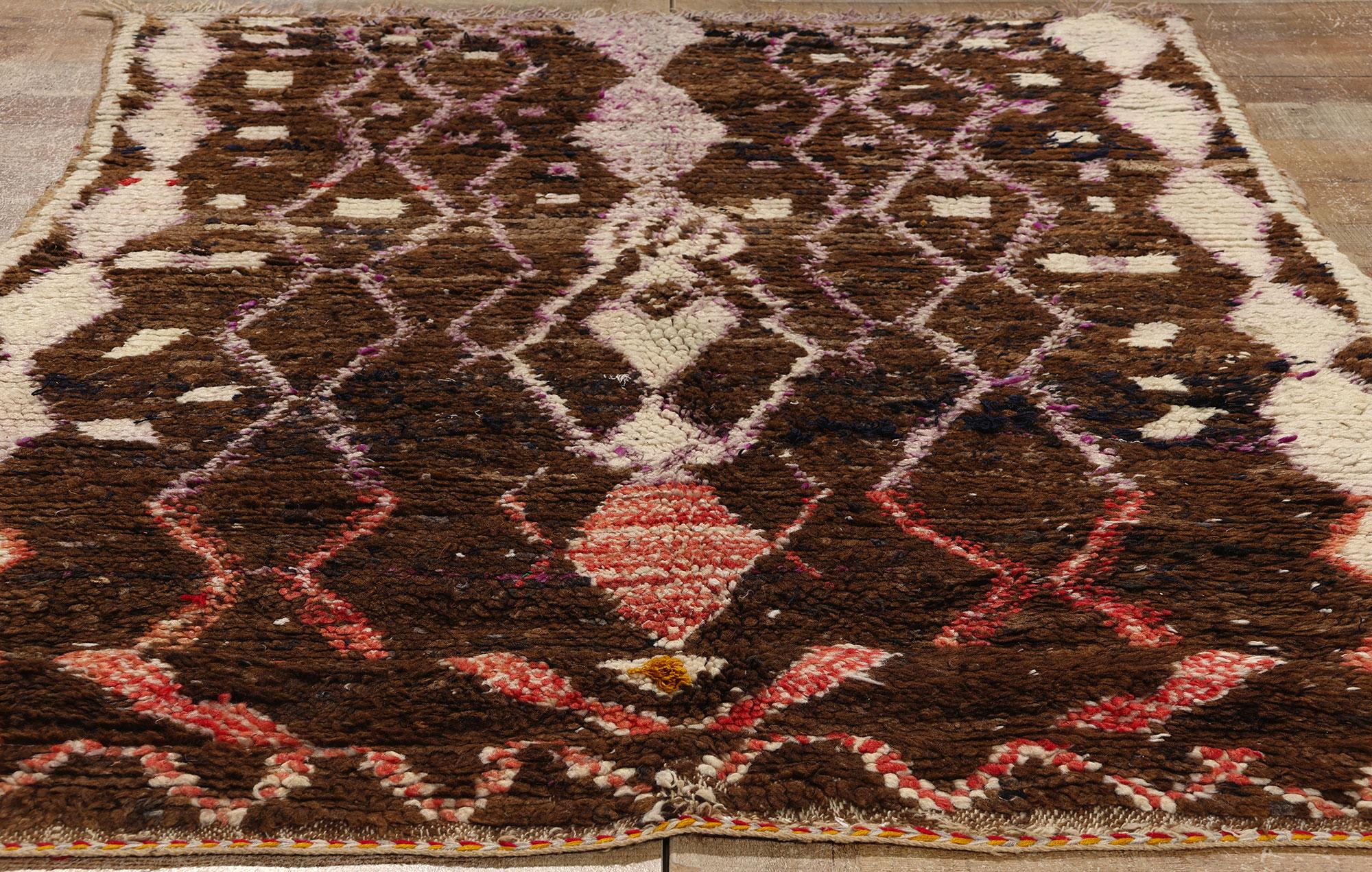 Marokkanischer Azilal-Teppich aus Berber, Cozy Boho Chic Meets Stammeskunst-Enchantment, Vintage im Angebot 1