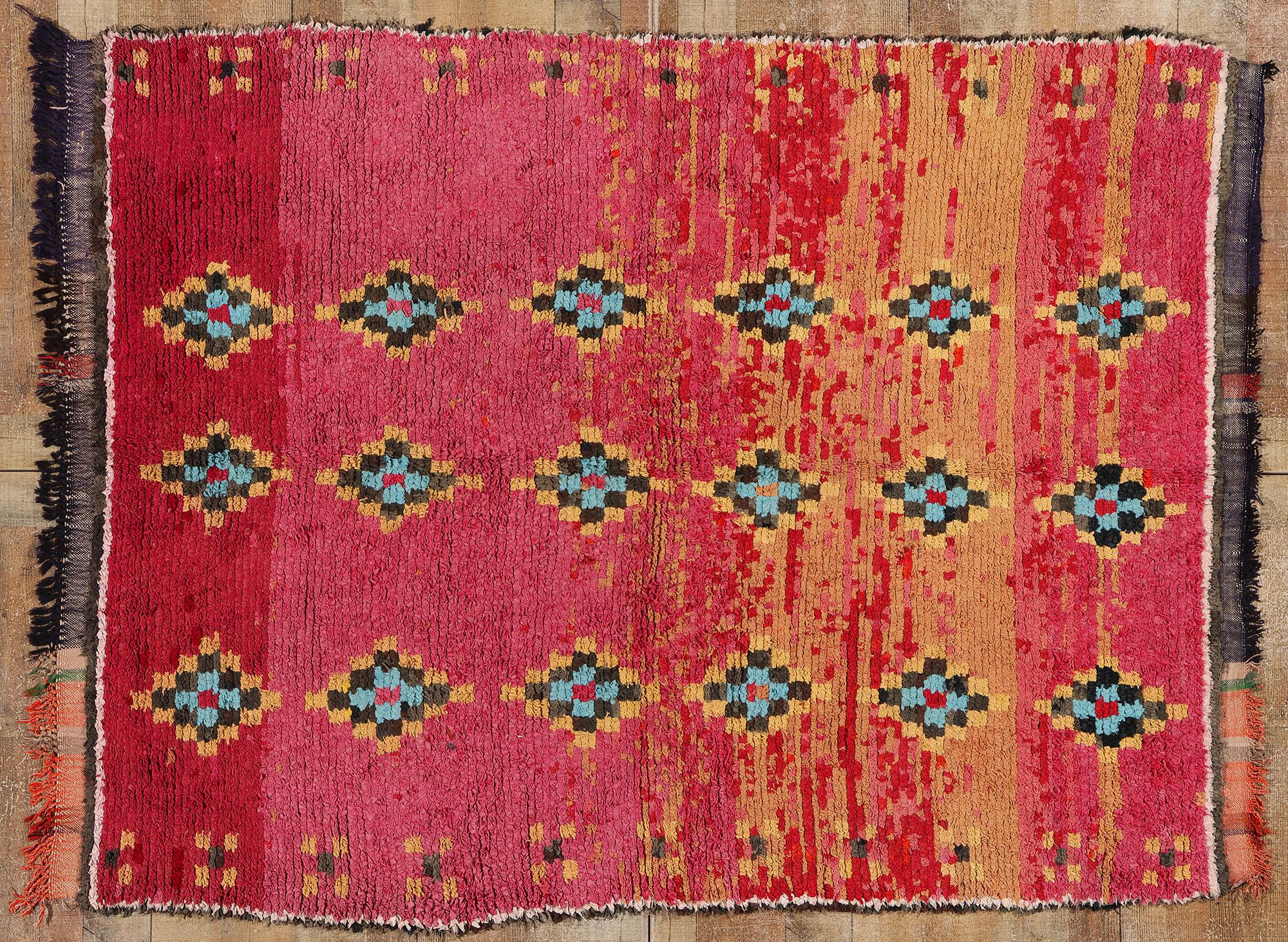Tappeto vintage berbero marocchino Azilal, accogliente Boho Chic che incontra l'incanto tribale in vendita 1