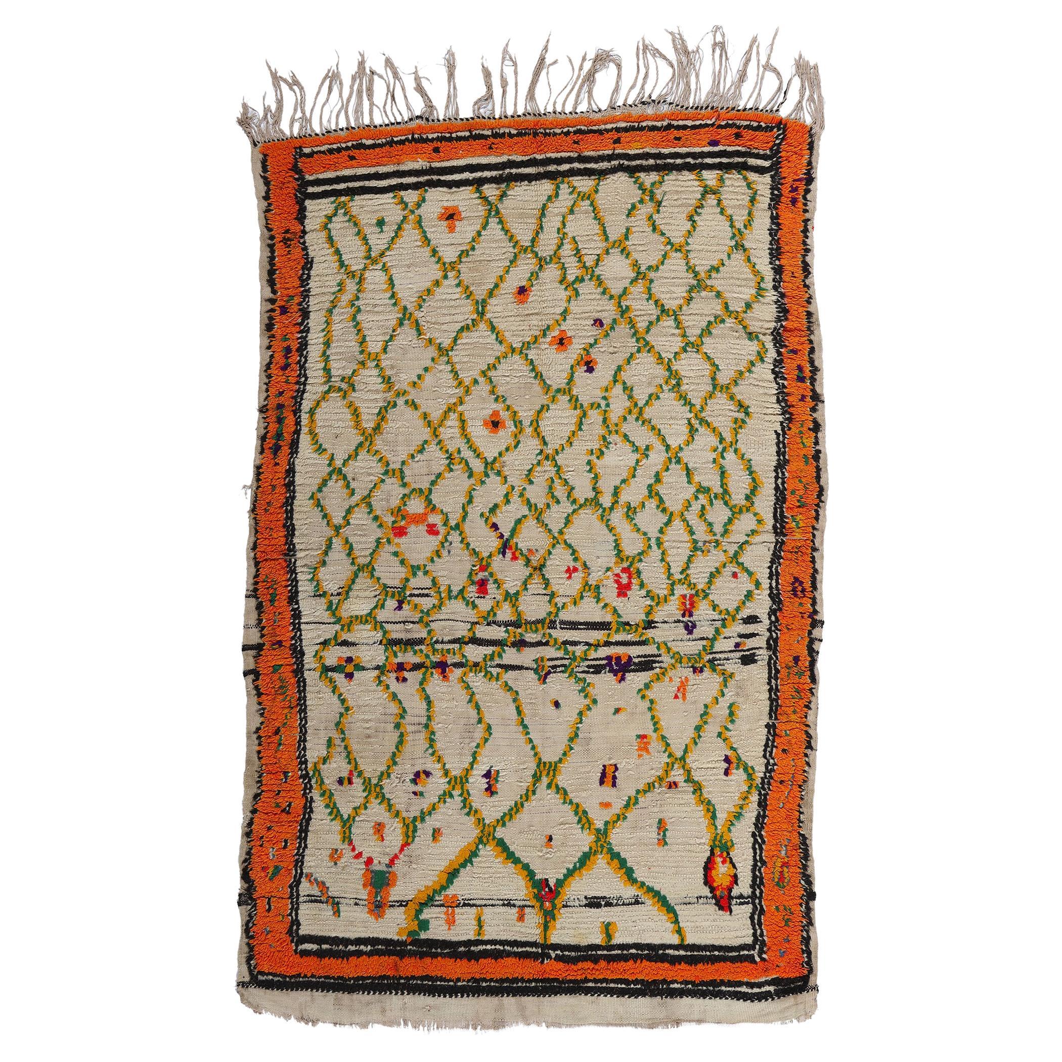 Marokkanischer Azilal-Teppich aus Berber, Cozy Boho Chic Meets Stammeskunst-Enchantment, Vintage