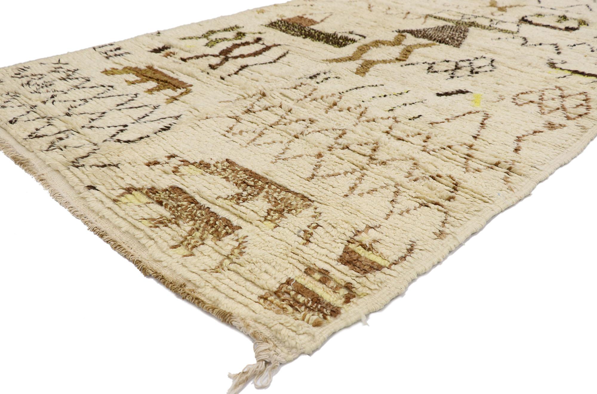 21457 Vintage Berber Marokkanischer Azilal Teppich 05'00 x 09'00. Dieser handgeknüpfte marokkanische Azilal-Teppich aus alter Berberwolle besticht durch seine Schlichtheit, seine unglaublichen Details und seine Textur. Das abgewetzte beigefarbene