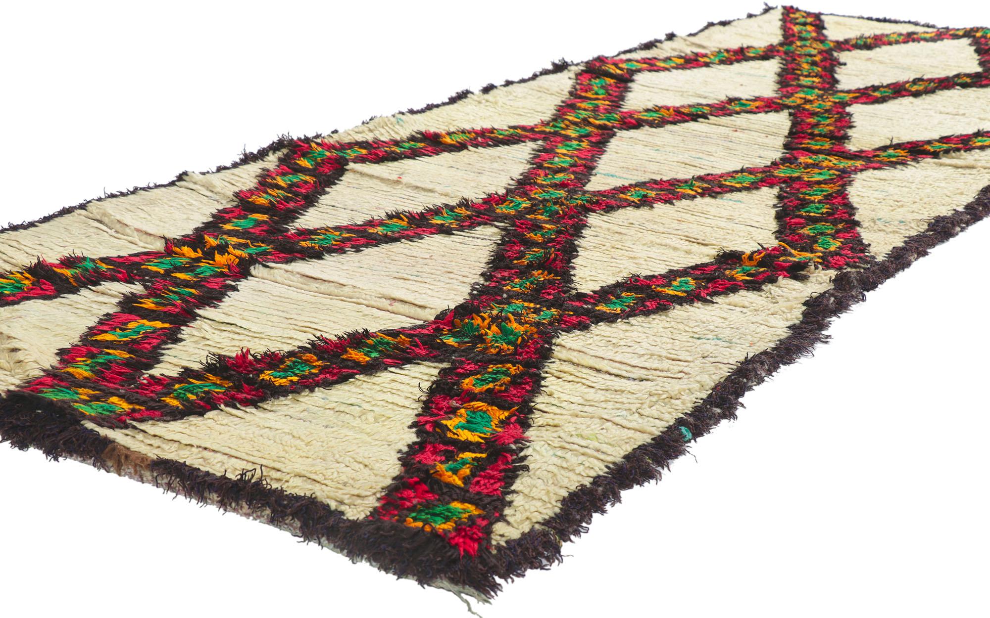 21625 Vintage Berber Moroccan Azilal rug 03'01 x 08'04. Avec son design tribal expressif et audacieux, ses détails et sa texture incroyables, ce tapis Azilal marocain berbère vintage en laine noué à la main est une vision captivante de la beauté