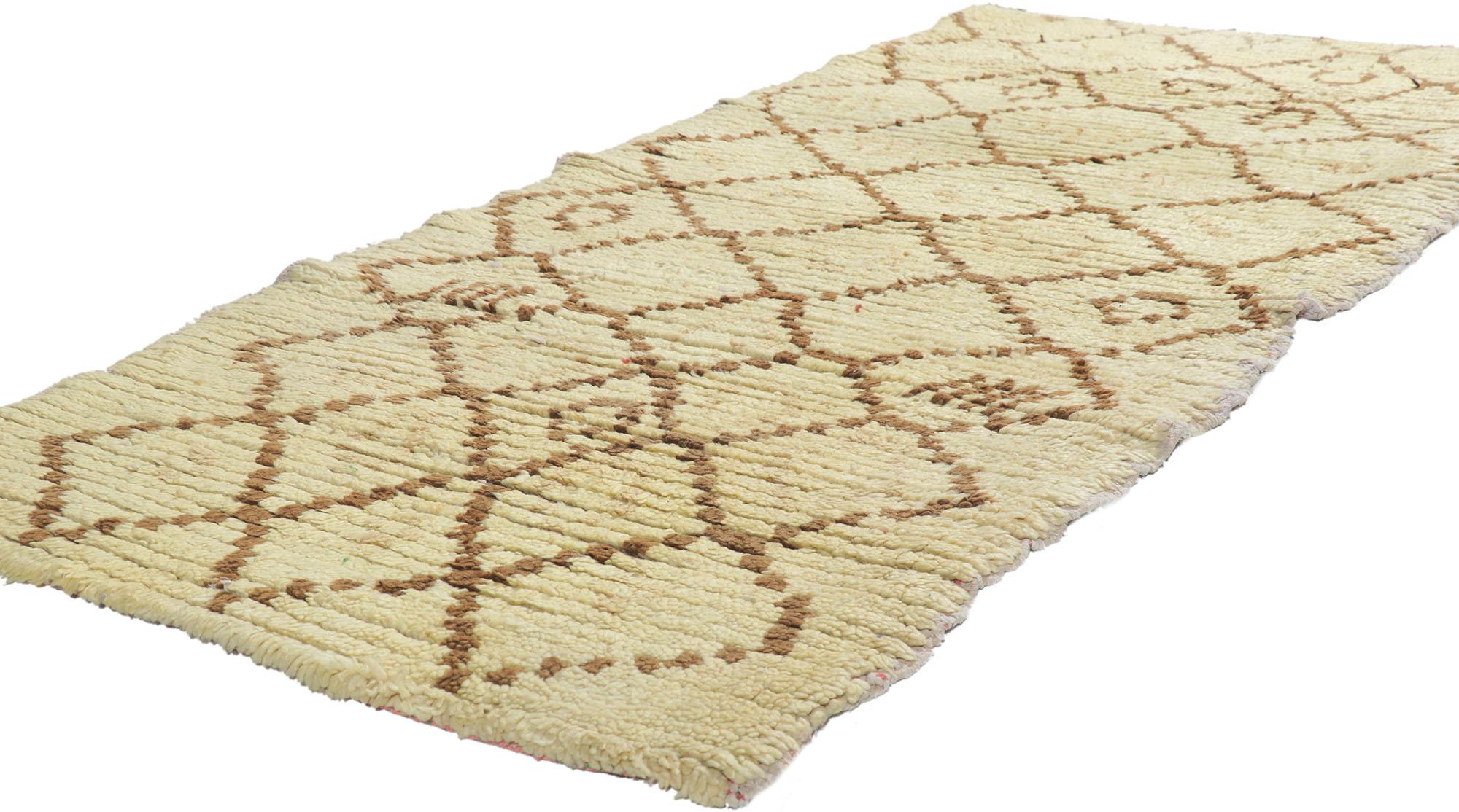 21605 Tappeto Azilal marocchino vintage, 02'11 x 06'04.
Il Wabi-Sabi incontra la neutralità bohémien in questo tappeto Azilal, un berbero marocchino vintage in lana annodato a mano. Il reticolo a losanghe perfettamente imperfetto e i colori neutri