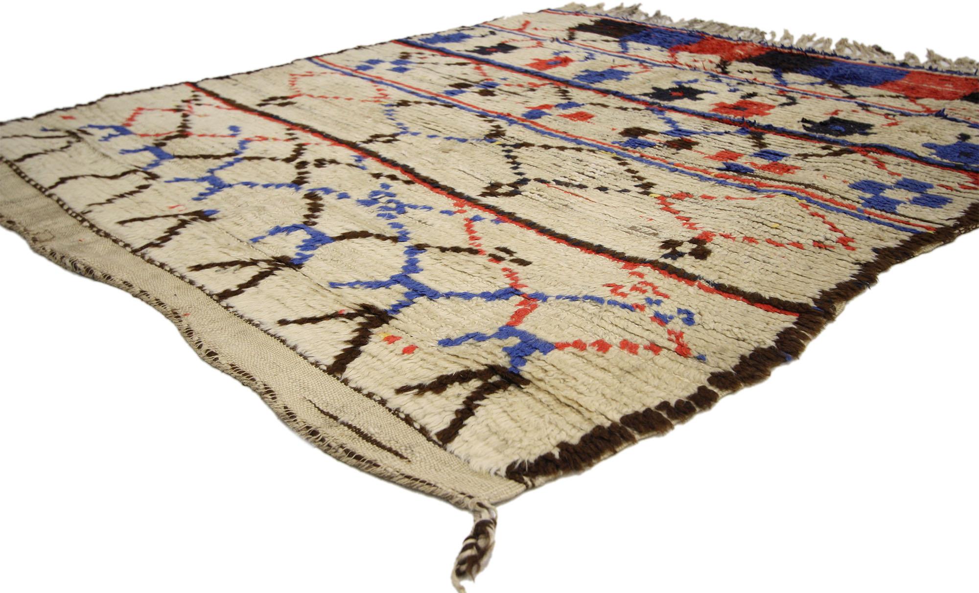 74548 Vintage Marokkanischer Azilal-Teppich, 04'03 x 04'07. Entdecken Sie das illustre Erbe der Azilal-Teppiche, die aus dem geschäftigen Herzen der Provinzhauptstadt in Zentralmarokko stammen, die inmitten des Hohen Atlasgebirges liegt. Die für