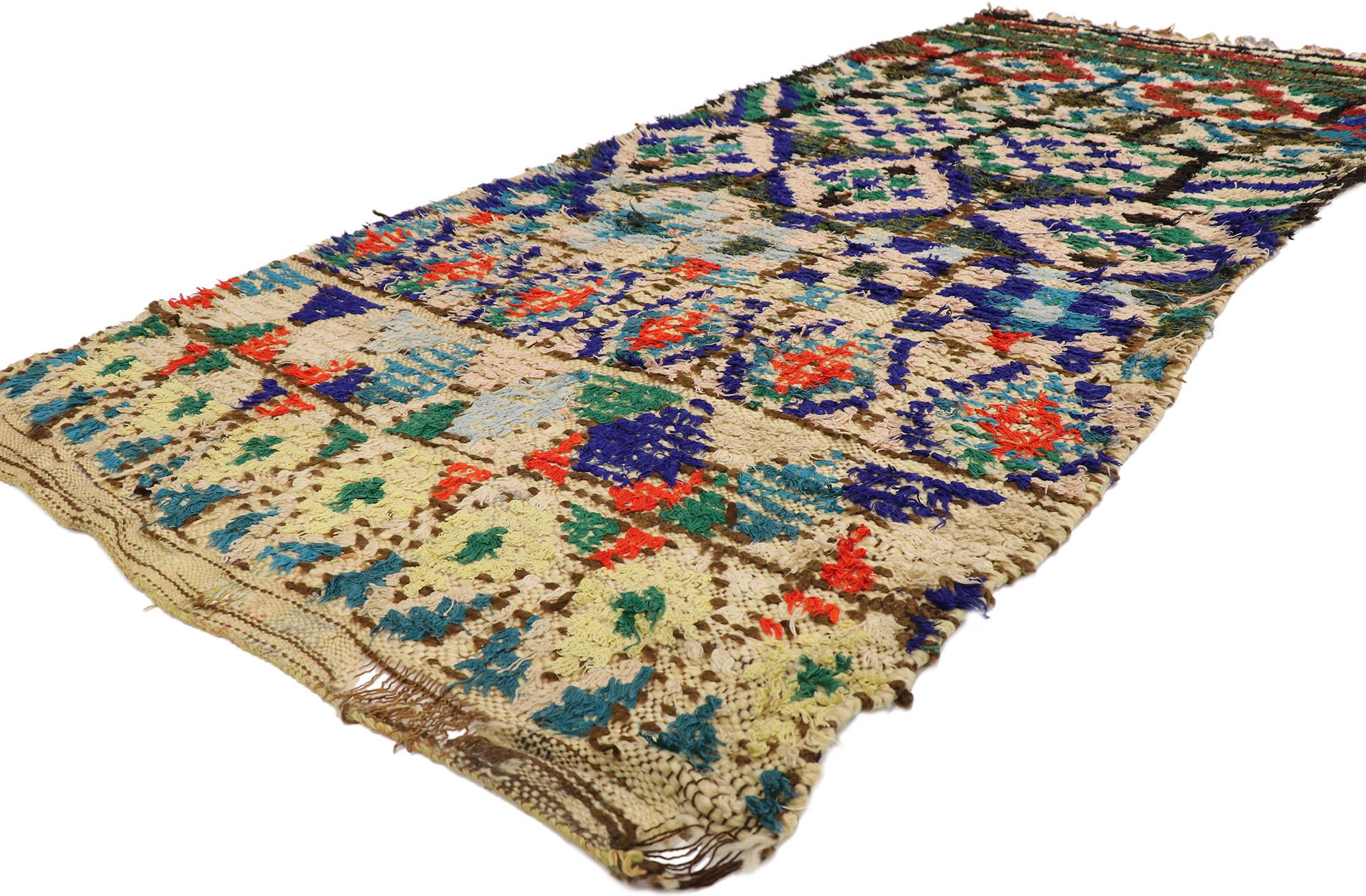 21557 Vintage Marokkanischer Azilal-Teppich, 03'07 x 08'00.
Gypset Boho trifft auf rustikalen Dschungel in diesem handgeknüpften marokkanischen Azilal-Teppich aus Berberwolle. Das auffällige geometrische Design und die kräftige Farbpalette, die in