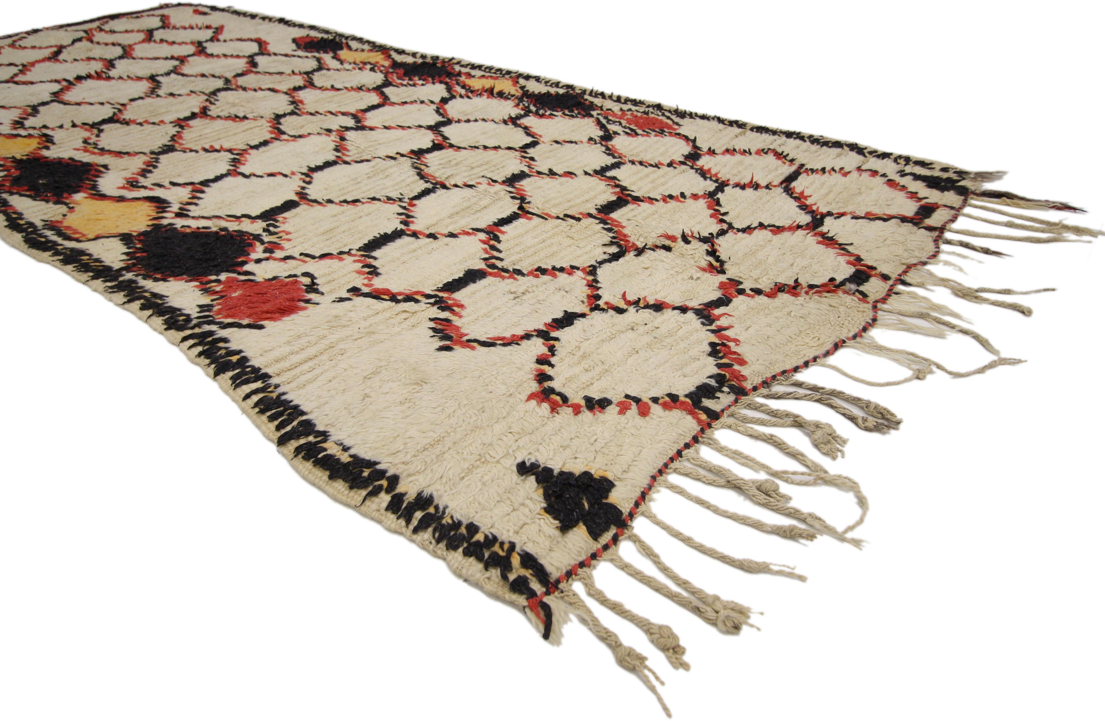 74760, Vintage Berber marokkanischer Azilal-Läufer mit abstraktem Tribal-Stil, Shag-Läufer für den Flur. Dieser handgeknüpfte marokkanische Azilal-Teppich aus alter Berberwolle zeichnet sich durch ein durchgehendes Rautenmuster aus asymmetrischen