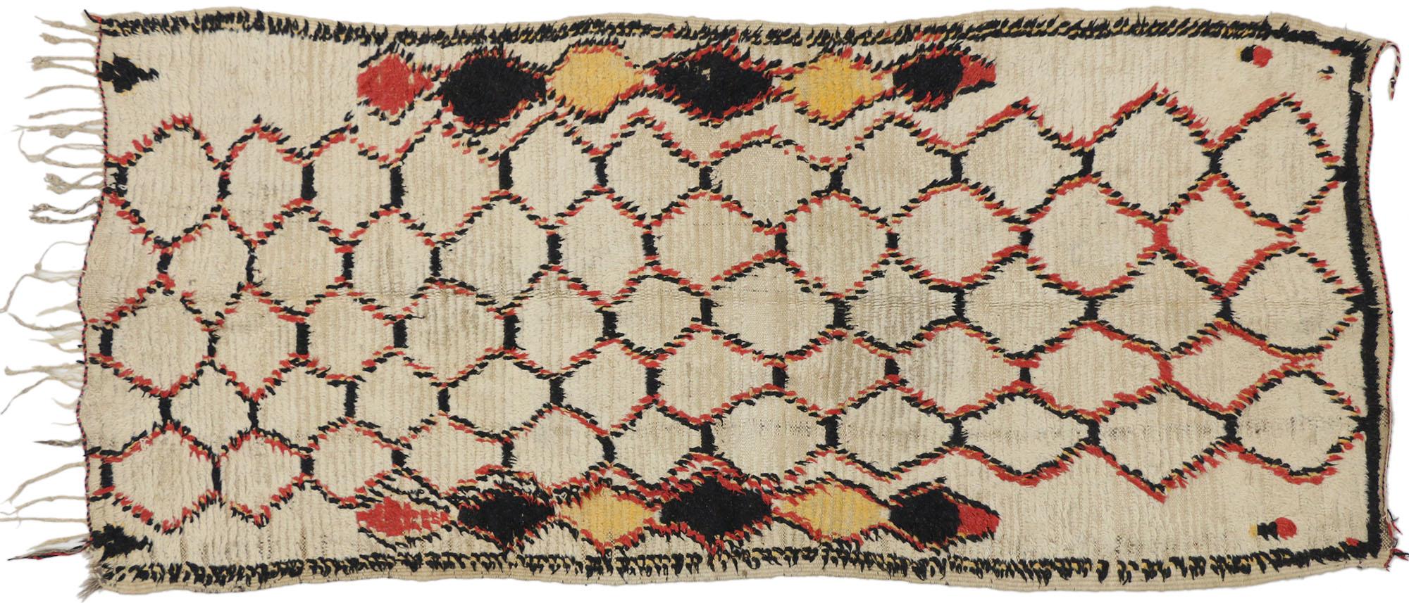 Marokkanischer Azilal-Teppich-Läufer aus Berber mit abstraktem Stammesstil (20. Jahrhundert) im Angebot