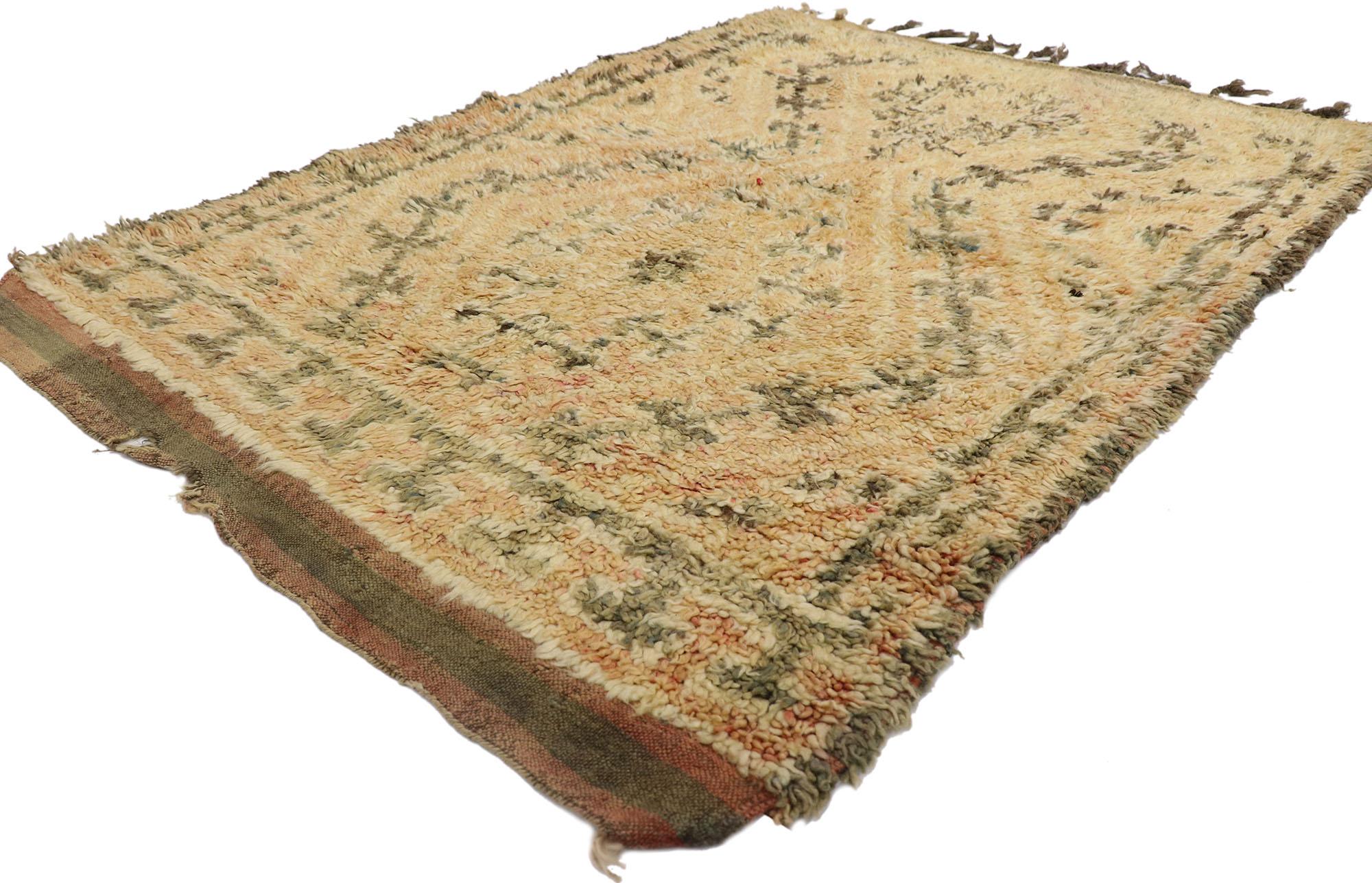 21555 Tappeto marocchino berbero vintage, 03'08 x 05'02.
Emanando uno stile tribale e boho chic neutro con dettagli e texture incredibili, questo tappeto marocchino berbero vintage in lana intrecciata a mano è una visione accattivante di bellezza