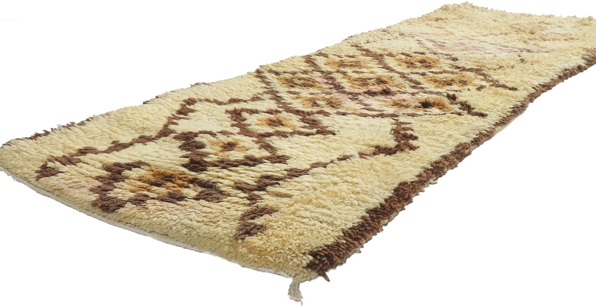 21611 Tapis marocain vintage en azilal, 02'04 x 05'10.
Wabi-Sabi rencontre la bohème neutre dans ce tapis berbère marocain Azilal vintage en laine nouée à la main. Ce tapis marocain vintage Azilal tisse un réseau orthographique de losanges, tous