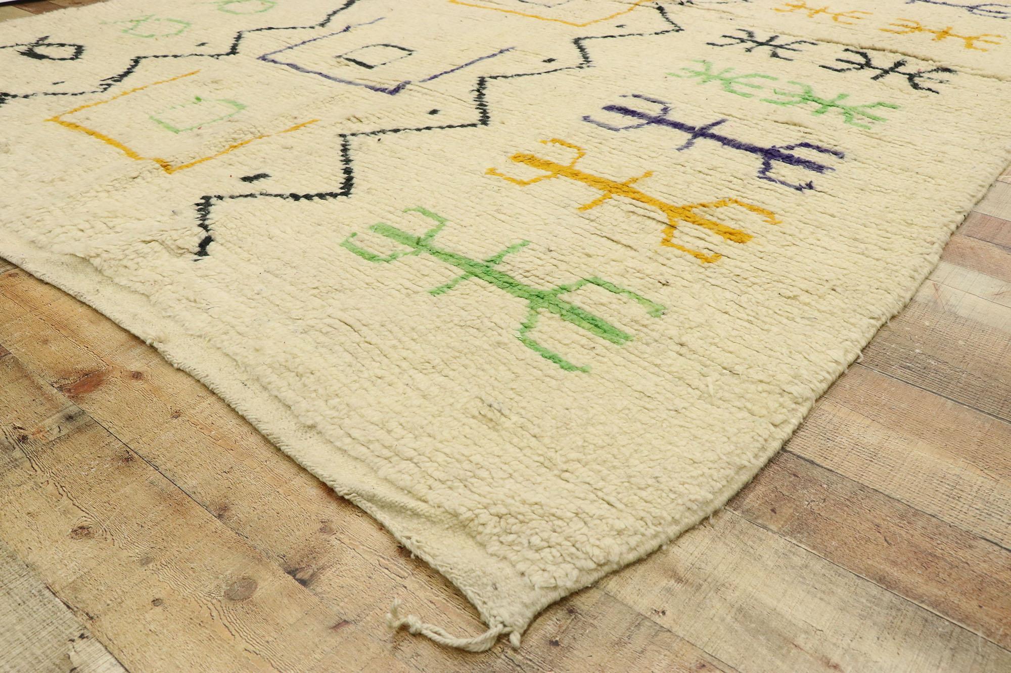 20283 Vintage Marokkanischer Azilal-Teppich, 06'05 x 08'09. Tauchen Sie ein in das reiche Erbe der Azilal-Teppiche, die aus dem lebendigen Zentrum der Provinzhauptstadt in Zentralmarokko stammen, die inmitten des beeindruckenden Hohen Atlasgebirges