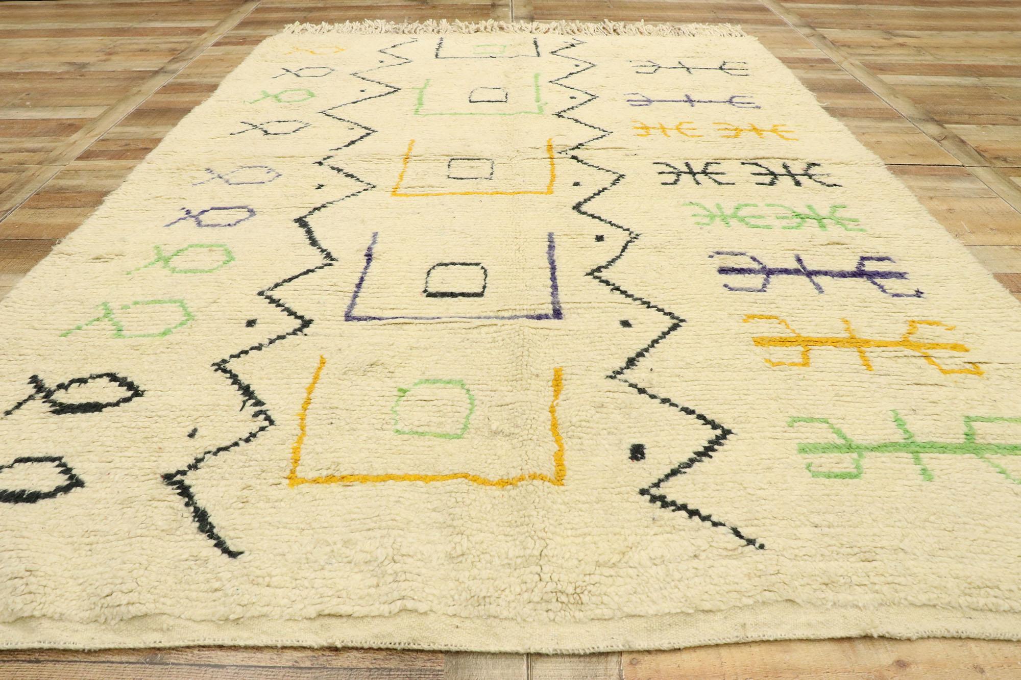 Marokkanischer Azilal-Teppich aus Berber im böhmischen Stil mit böhmischem Stil (Wolle) im Angebot