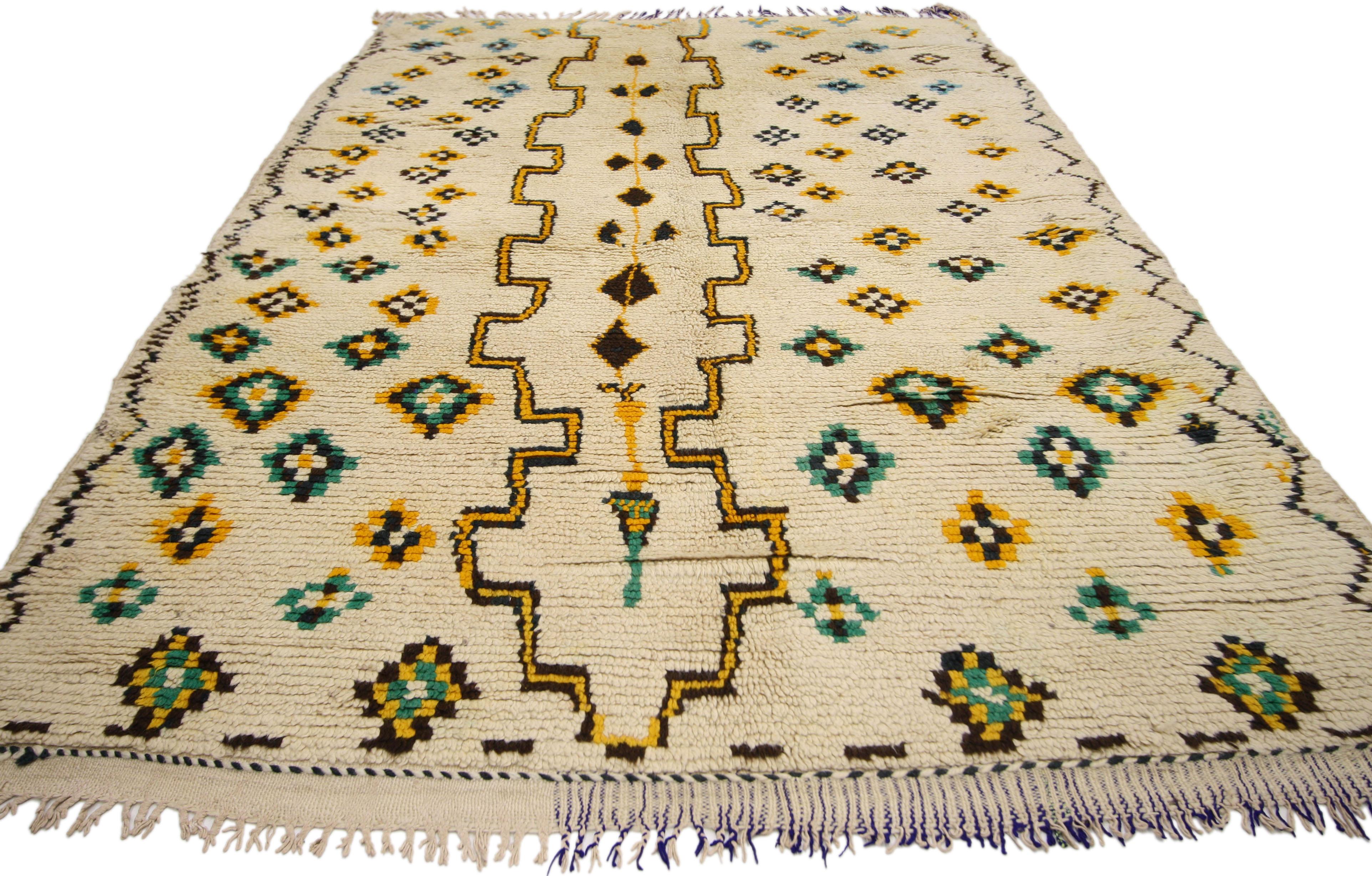 74543, vintage Berber Moroccan Azilal rug with Bohemian Tribal style. This hand knotted wool vintage Berber Moroccan Azilal rug features a Bohemian tribal style. Azilal carpets typically have an ivory to cream background with tribal symbols and