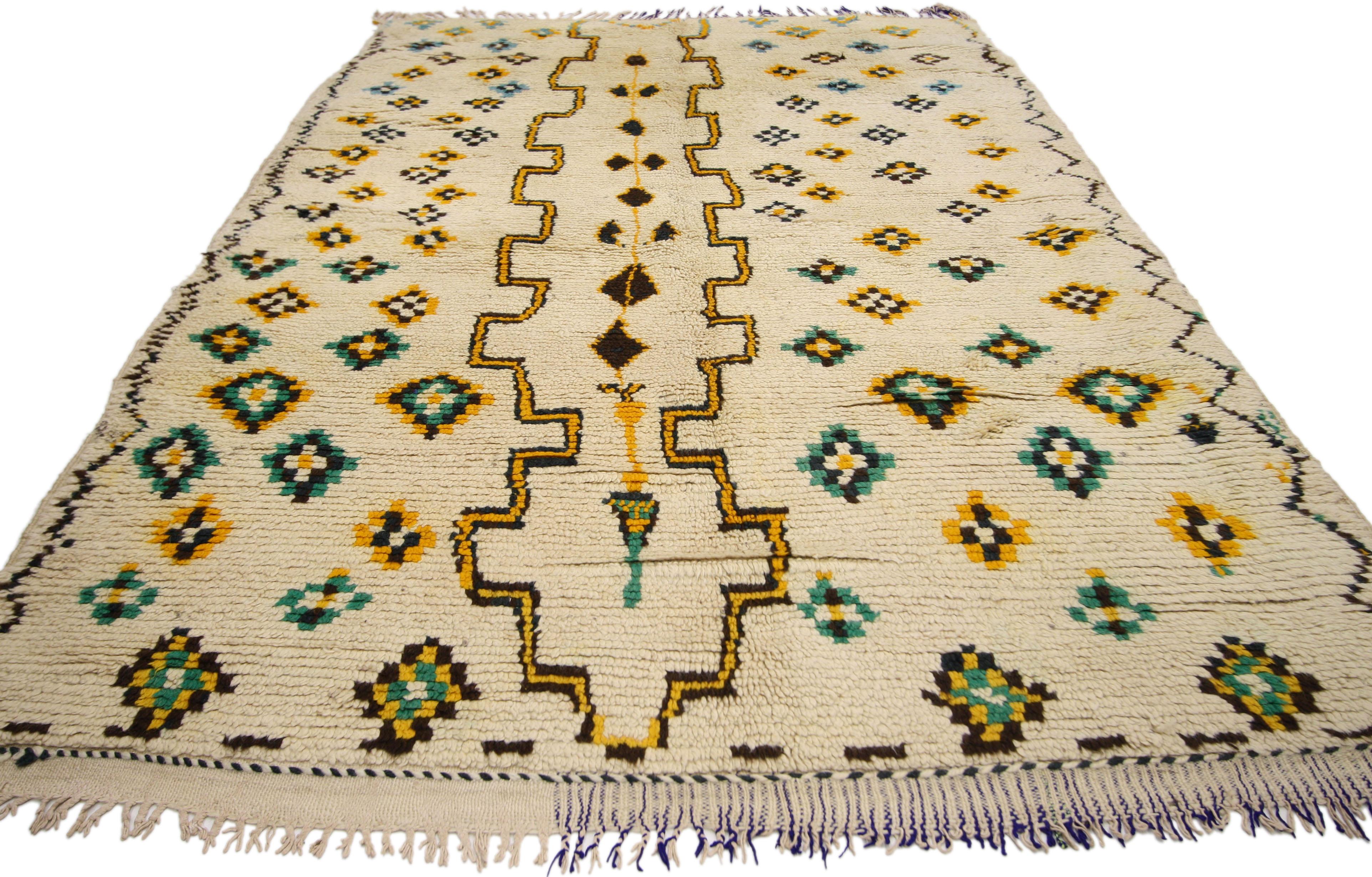 74543, tapis berbère marocain vintage en azilal avec un style tribal bohémien. Ce tapis berbère marocain vintage Azilal en laine nouée à la main présente un style tribal bohème. Les tapis azilal ont généralement un fond ivoire à crème avec des