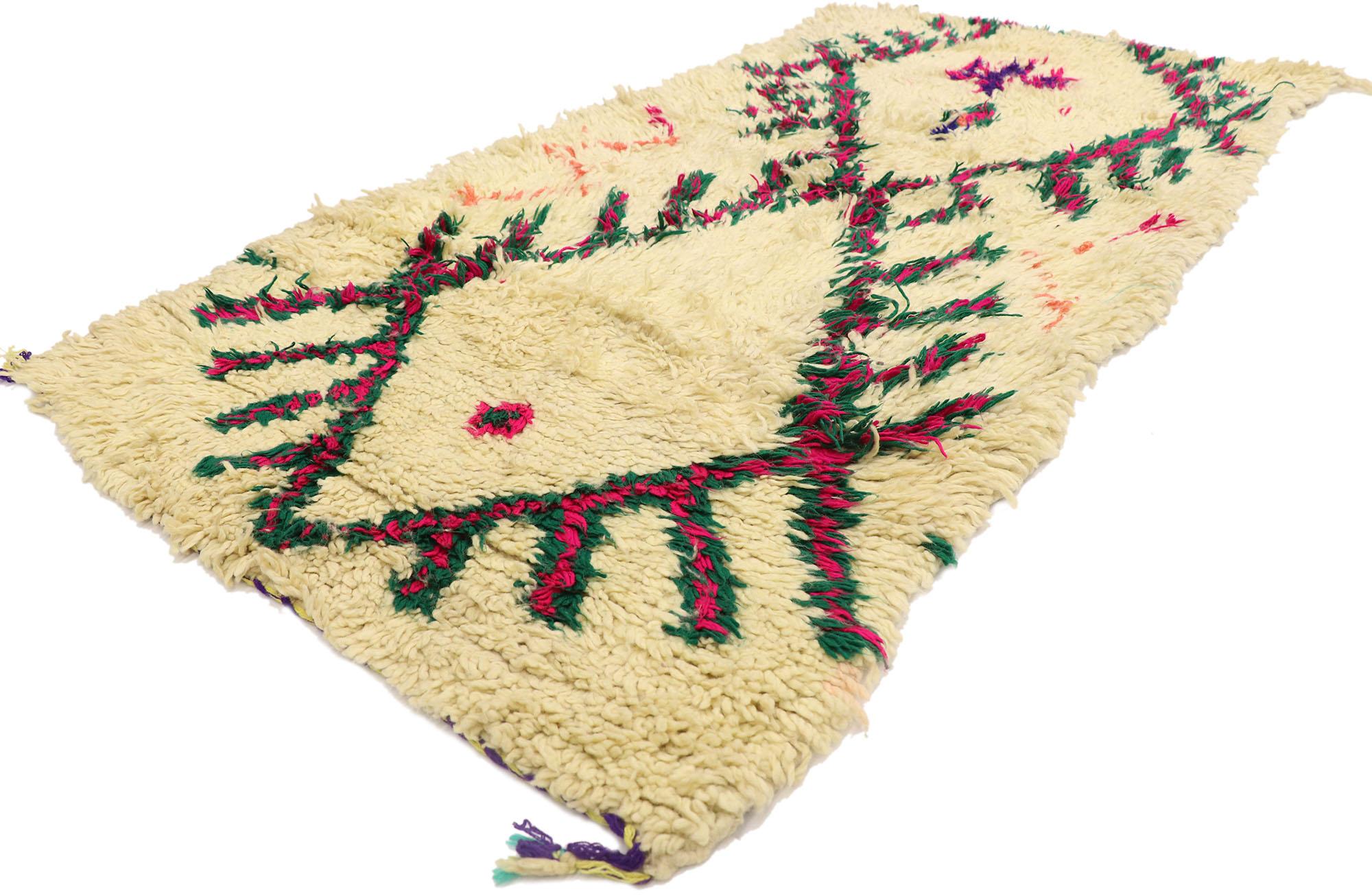 21595 Vintage Berber marokkanischen Azilal Teppich mit Bohemian Tribal Style 02'11 x 06'10. Dieser handgeknüpfte marokkanische Azilal-Teppich aus alter Berberwolle mit seinem kühnen, ausdrucksstarken Stammesmuster, seinen unglaublichen Details und