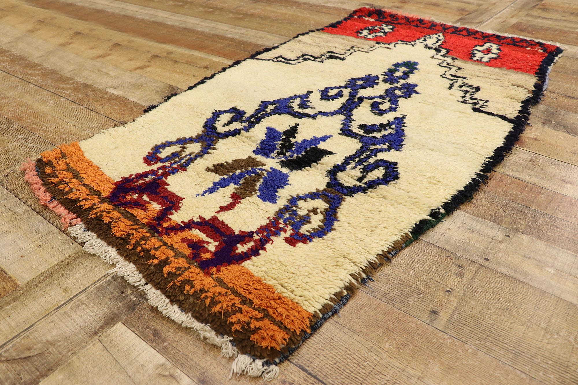 Marokkanischer Azilal-Teppich aus Berber mit böhmischem Stammesstil (20. Jahrhundert) im Angebot