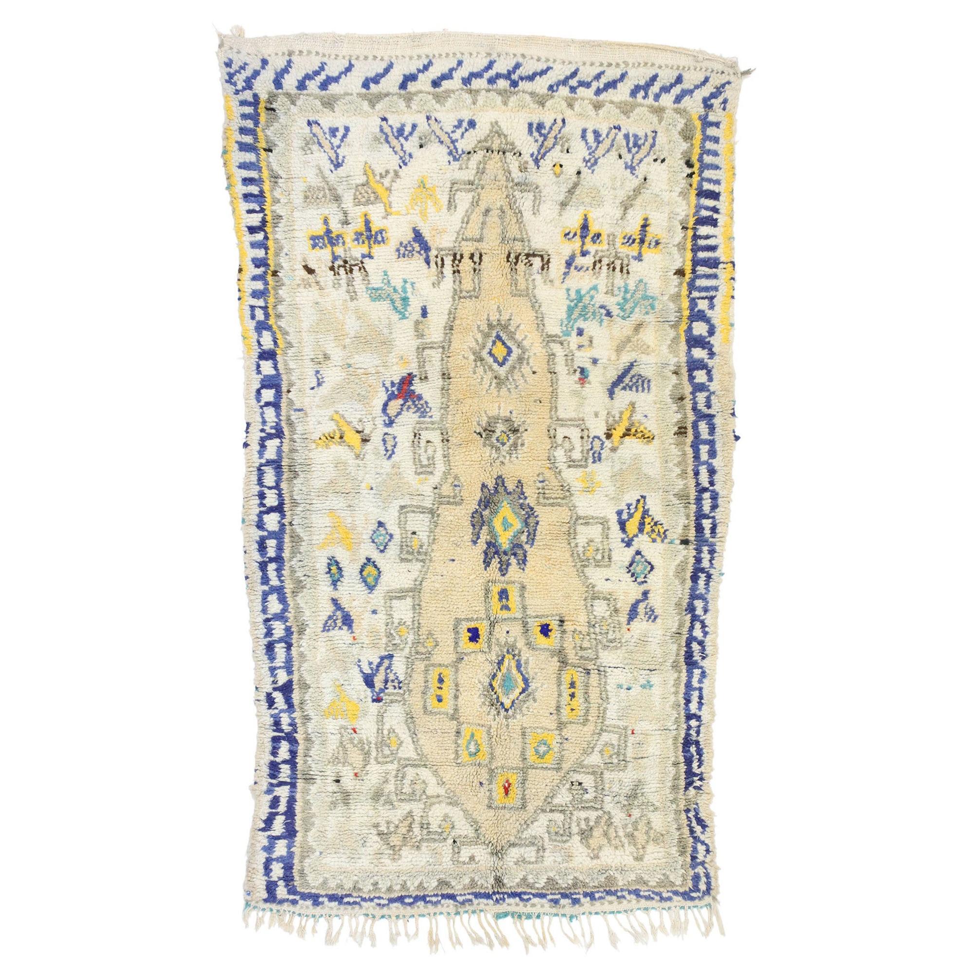 Tapis berbère marocain vintage en Azilal avec style Boho Chic Hygge et design Memphis en vente