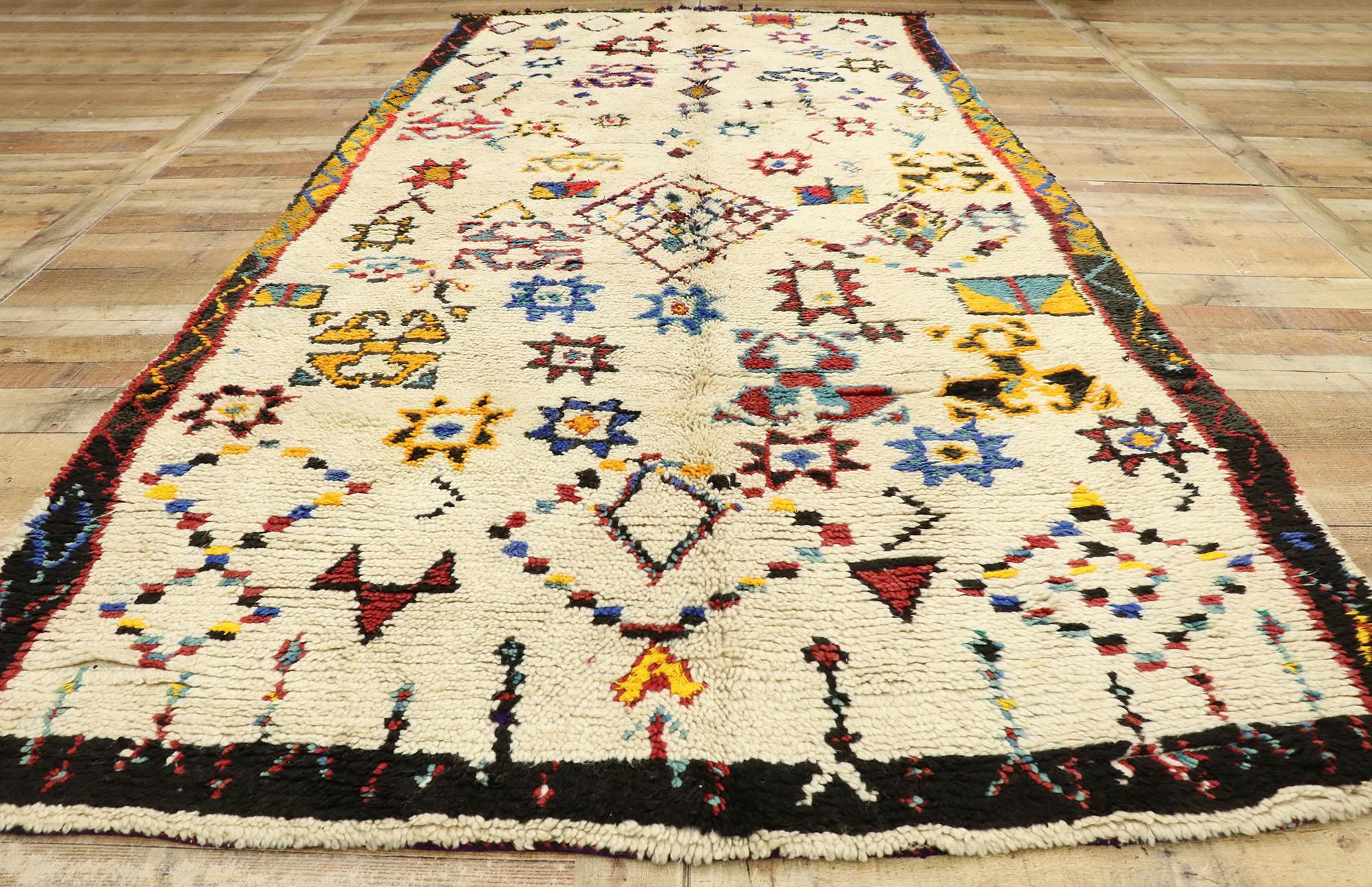 20ième siècle Tapis Azilal berbère marocain vintage avec style tribal bohème chic et vibrations de Hygge en vente