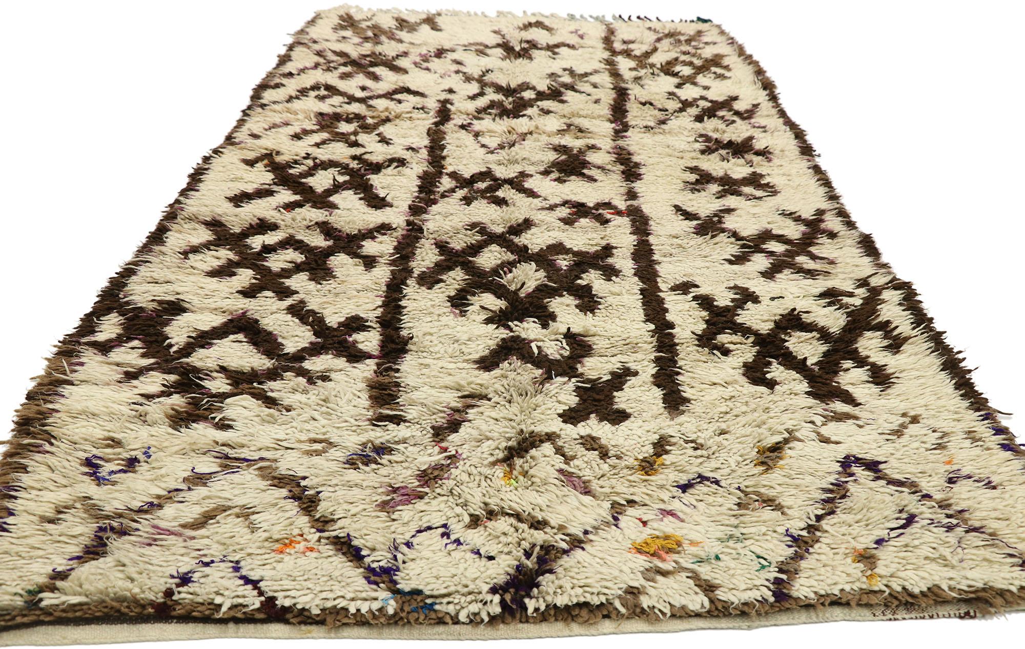 20293 Vintage Marokkanischer Azilal-Teppich, 04'09 x 10'10. Begeben Sie sich auf eine fesselnde Reise in das lebendige Erbe der Azilal-Teppiche, die aus dem geschäftigen Zentrum der Provinzhauptstadt in Zentralmarokko stammen, die inmitten des