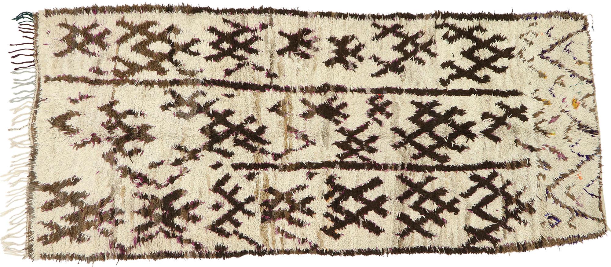Marokkanischer Azilal-Teppich aus Berber im Boho-Chic-Stil aus Berber im Angebot 1