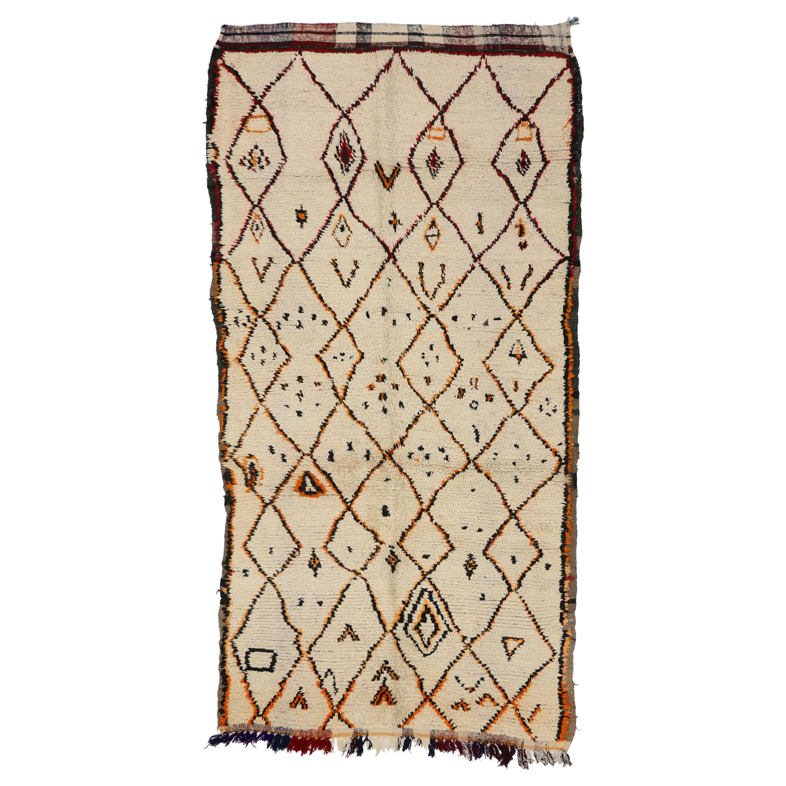 Marokkanischer Azilal-Teppich aus Berber mit Hygge-Wurzeln und Stammesstil