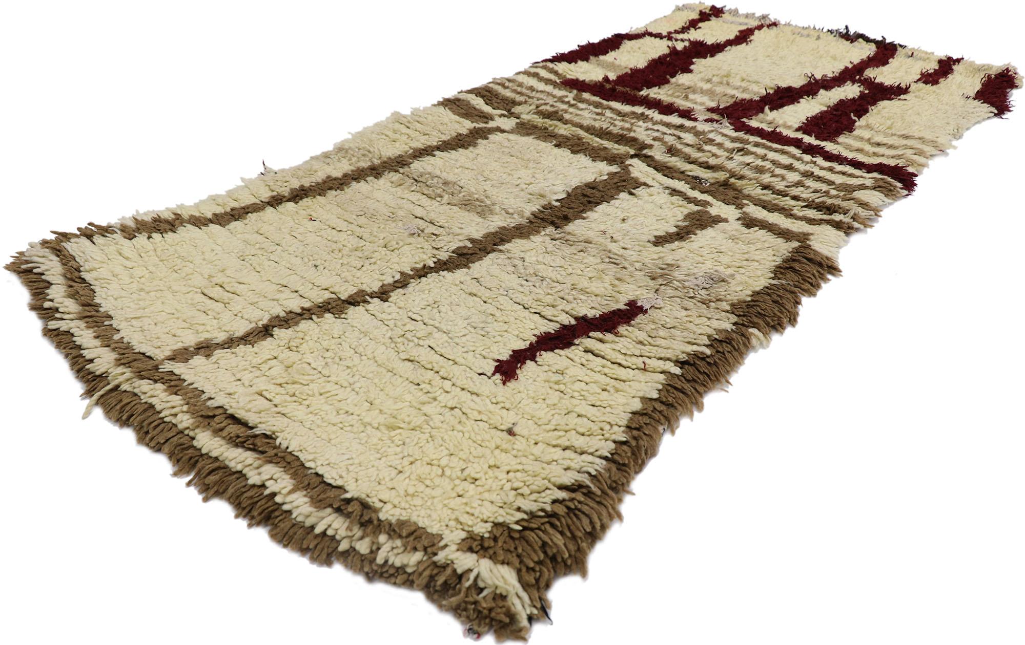 21598 Vintage Berber marokkanischen Azilal Teppich mit Mid-Century Modern Style 02'05 x 05'06. Dieser handgeknüpfte marokkanische Berberteppich Azilal aus Baumwolle und Wolle im Vintage-Stil ist mit seiner Schlichtheit, seinem weichen Flor und