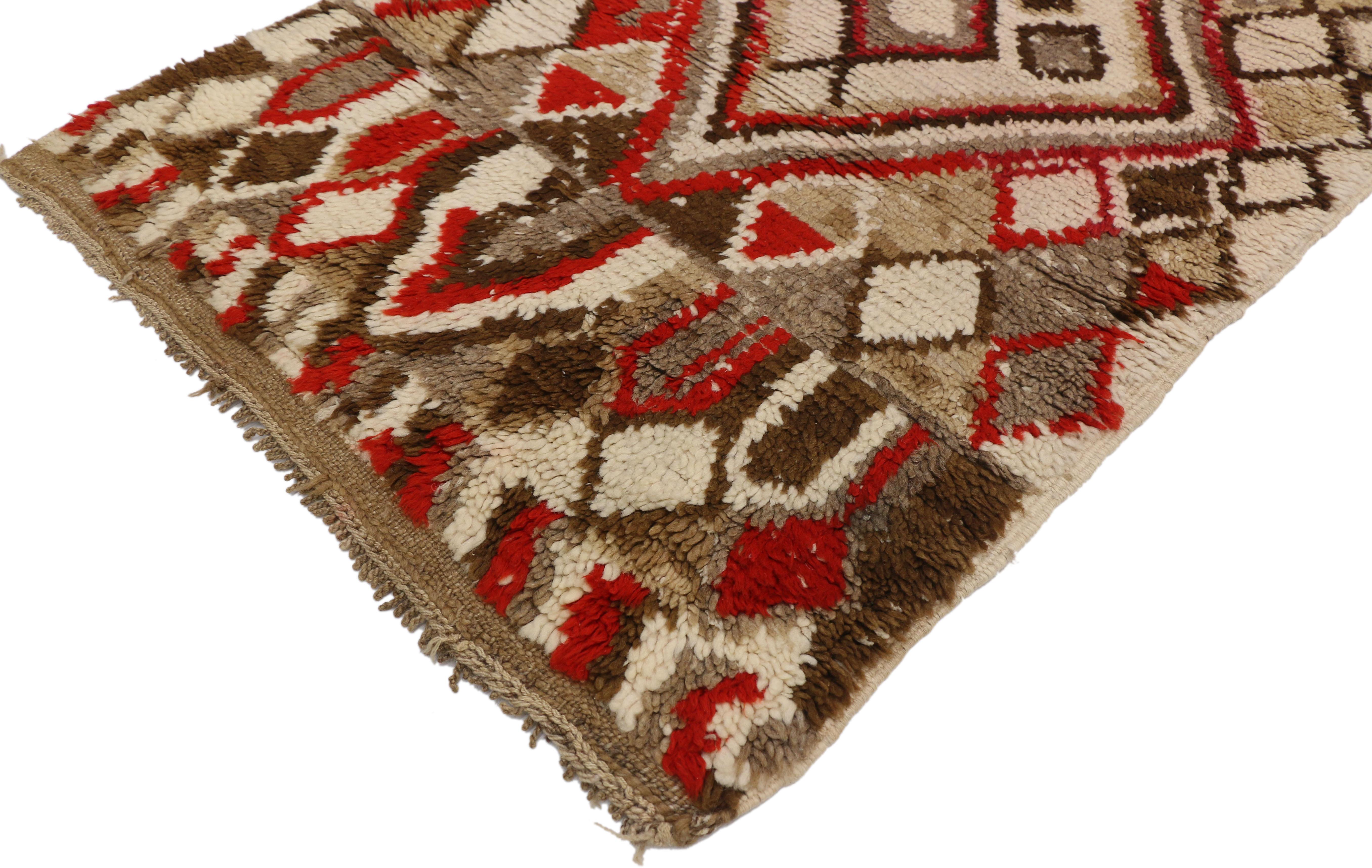 20871, vintage Berber Moroccan Azilal rug with Mid-Century Modern tribal style. This hand knotted wool vintage Moroccan Azilal rug features a two large scale diamonds surrounded by a diamond trellis spread across the field. Zigzag lines come