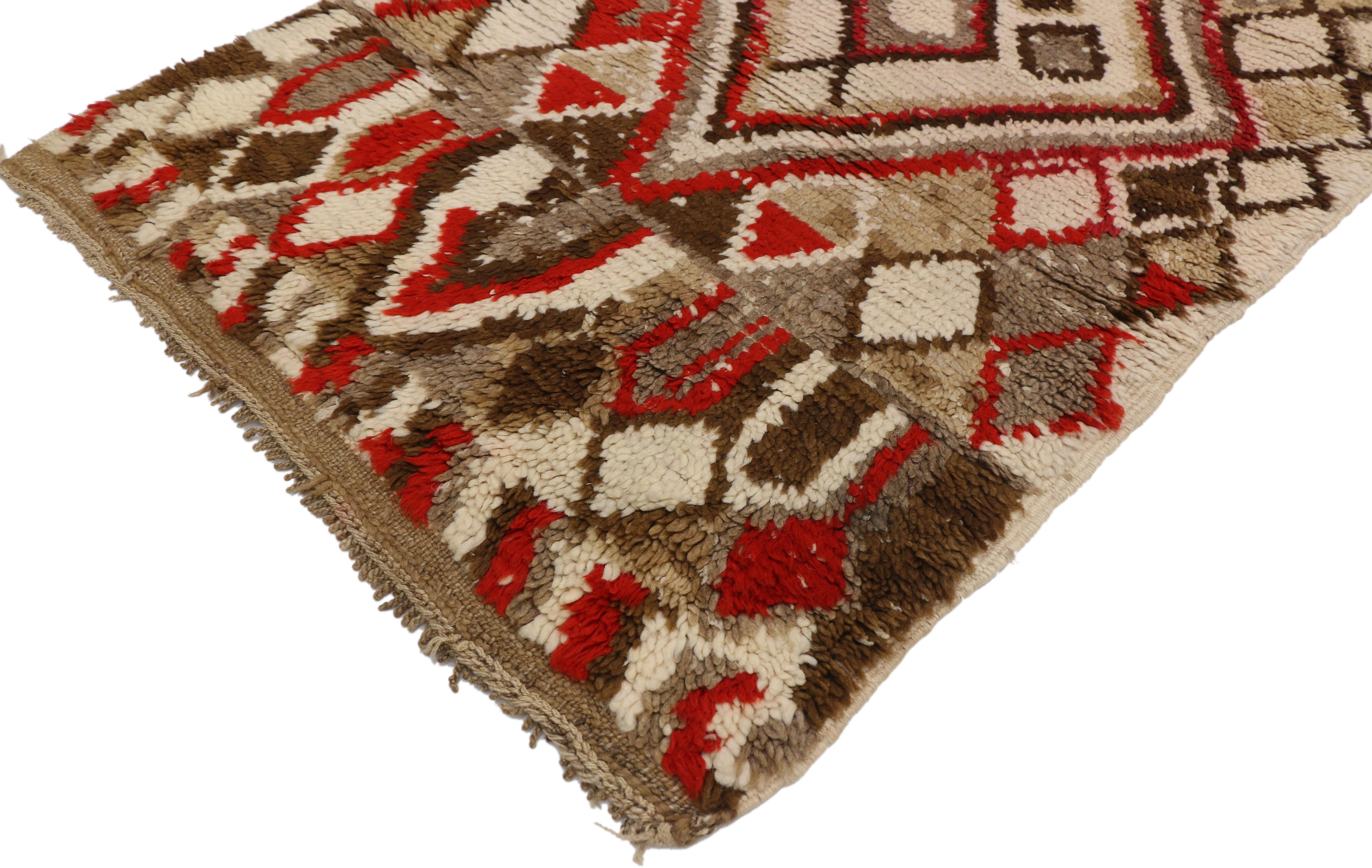 20871, marokkanischer Berberteppich Azilal im Mid-Century Modern Tribal-Stil. Dieser handgeknüpfte marokkanische Azilal-Teppich aus Wolle zeigt zwei großflächige Rauten, die von einem Rautengitter umgeben sind, das sich über das Feld erstreckt.
