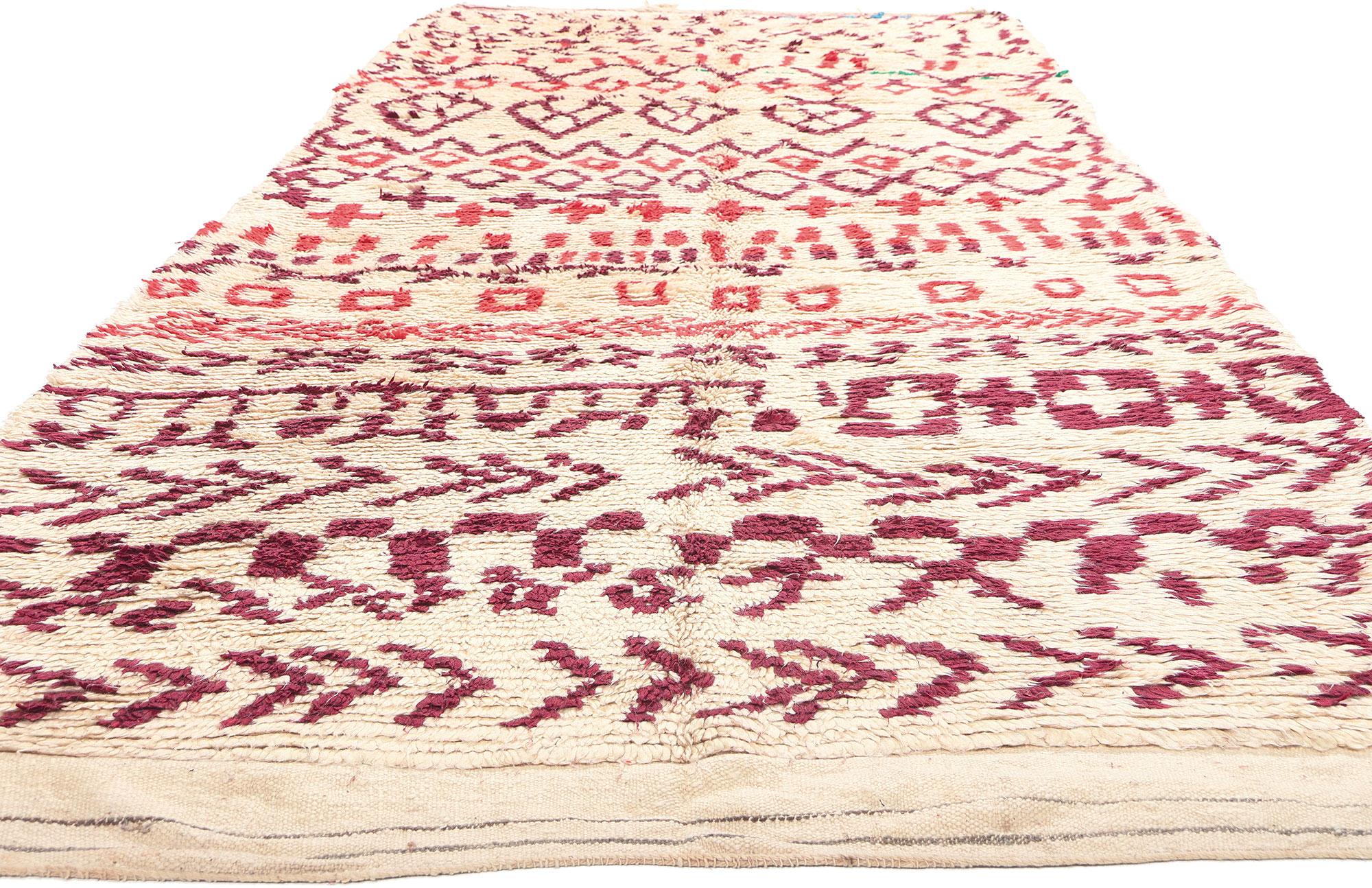 Tribal Tapis Azilal marocain vintage, enchantement tribal rencontre le style Boho Chic international en vente