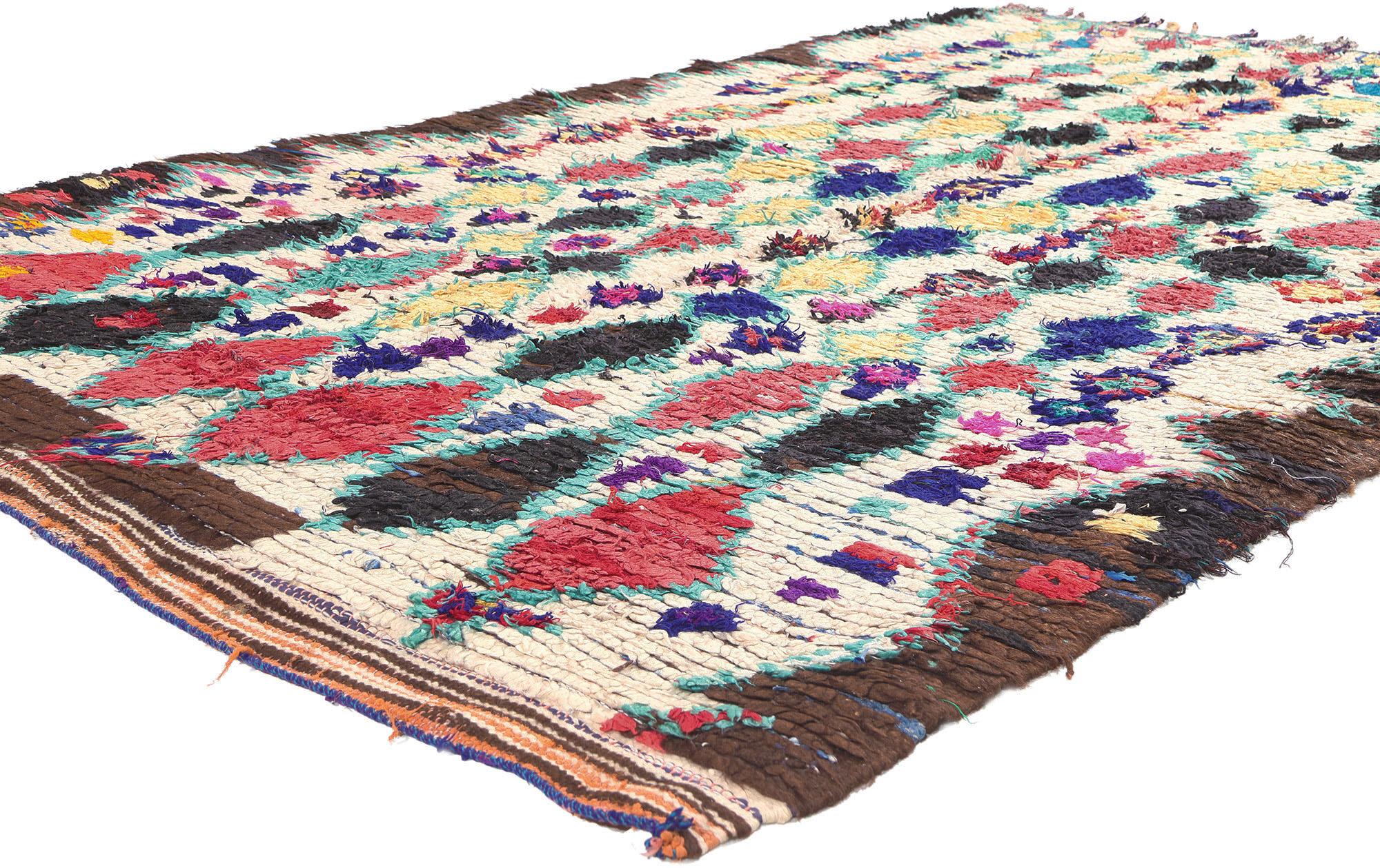 20375 Vintage Boucherouite Marocain Tapis Azilal, 04'11 x 08'03. 

Fabriqué selon la tradition ancestrale du nouage à la main, ce tapis marocain vintage Boucherouite est l'œuvre des mains habiles des tribus berbères de la région d'Azilal, nichée