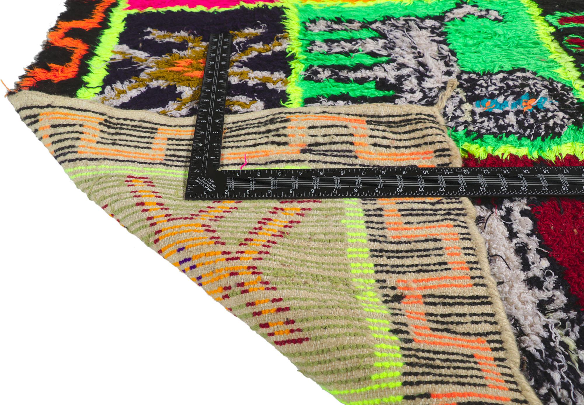 Noué à la main Tapis Azilal marocain vintage, style Maximaliste rencontre la sophistication Wordly en vente